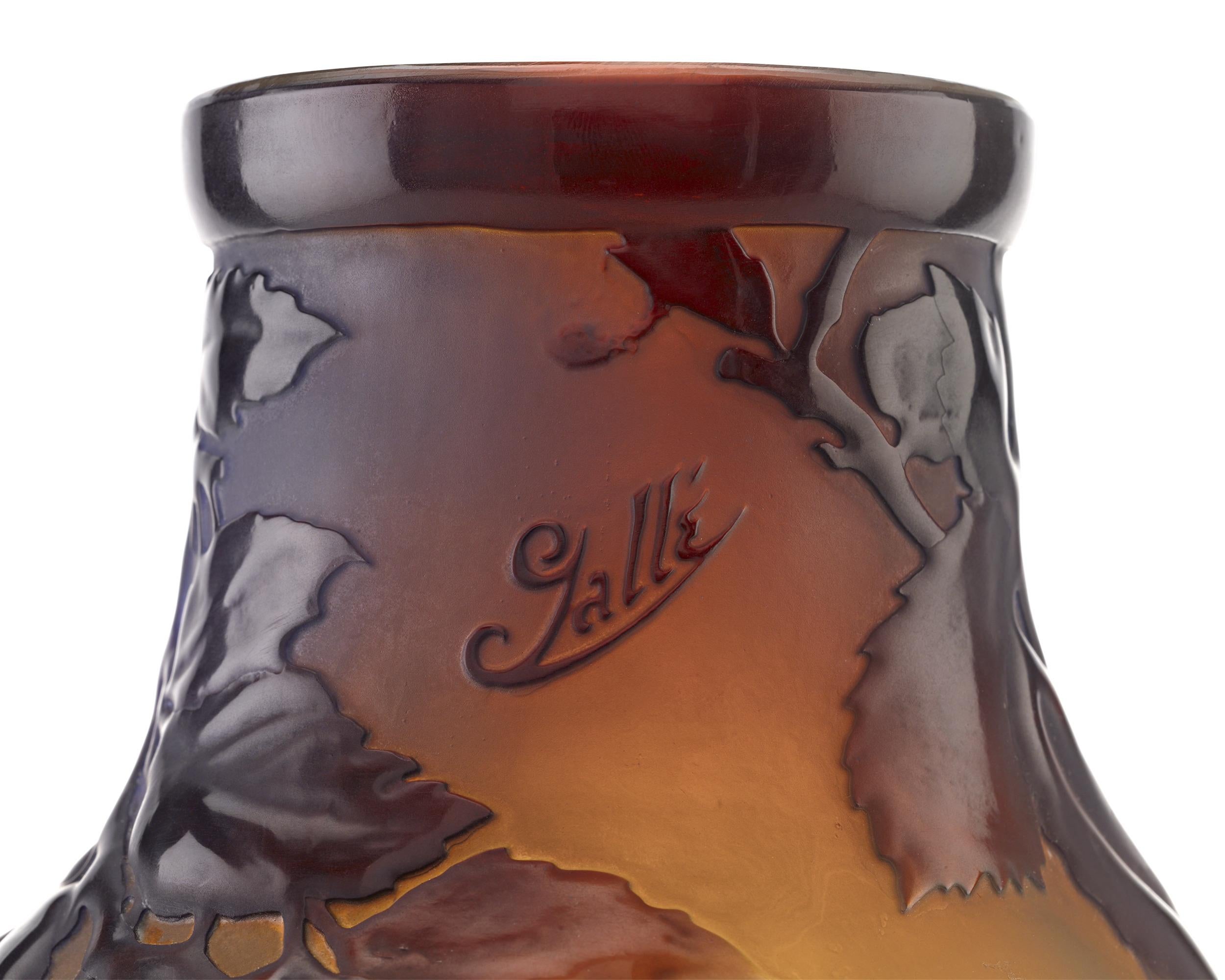 Autre Vase à prunes en verre camée soufflé Gallé en vente
