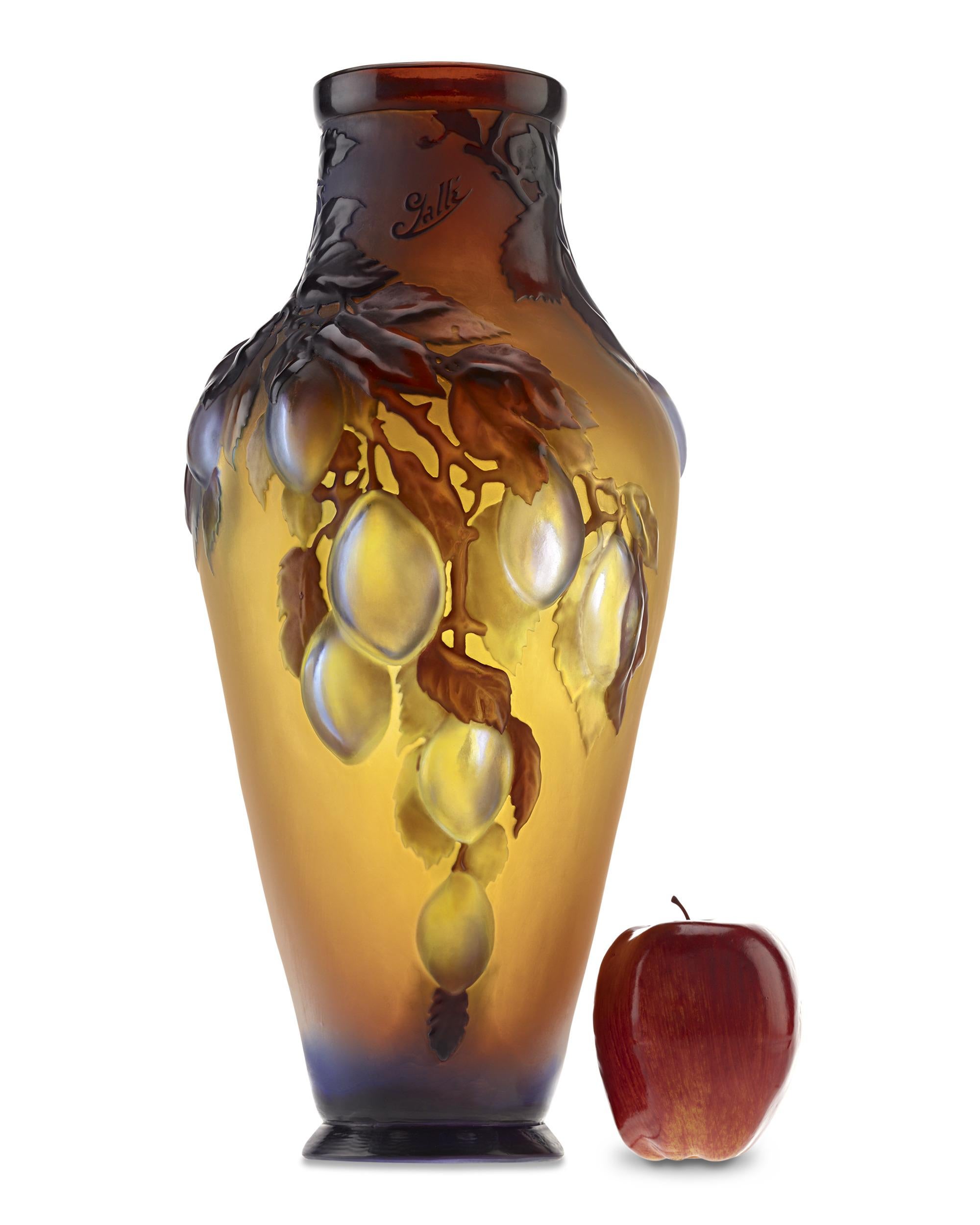 Français Vase à prunes en verre camée soufflé Gallé en vente