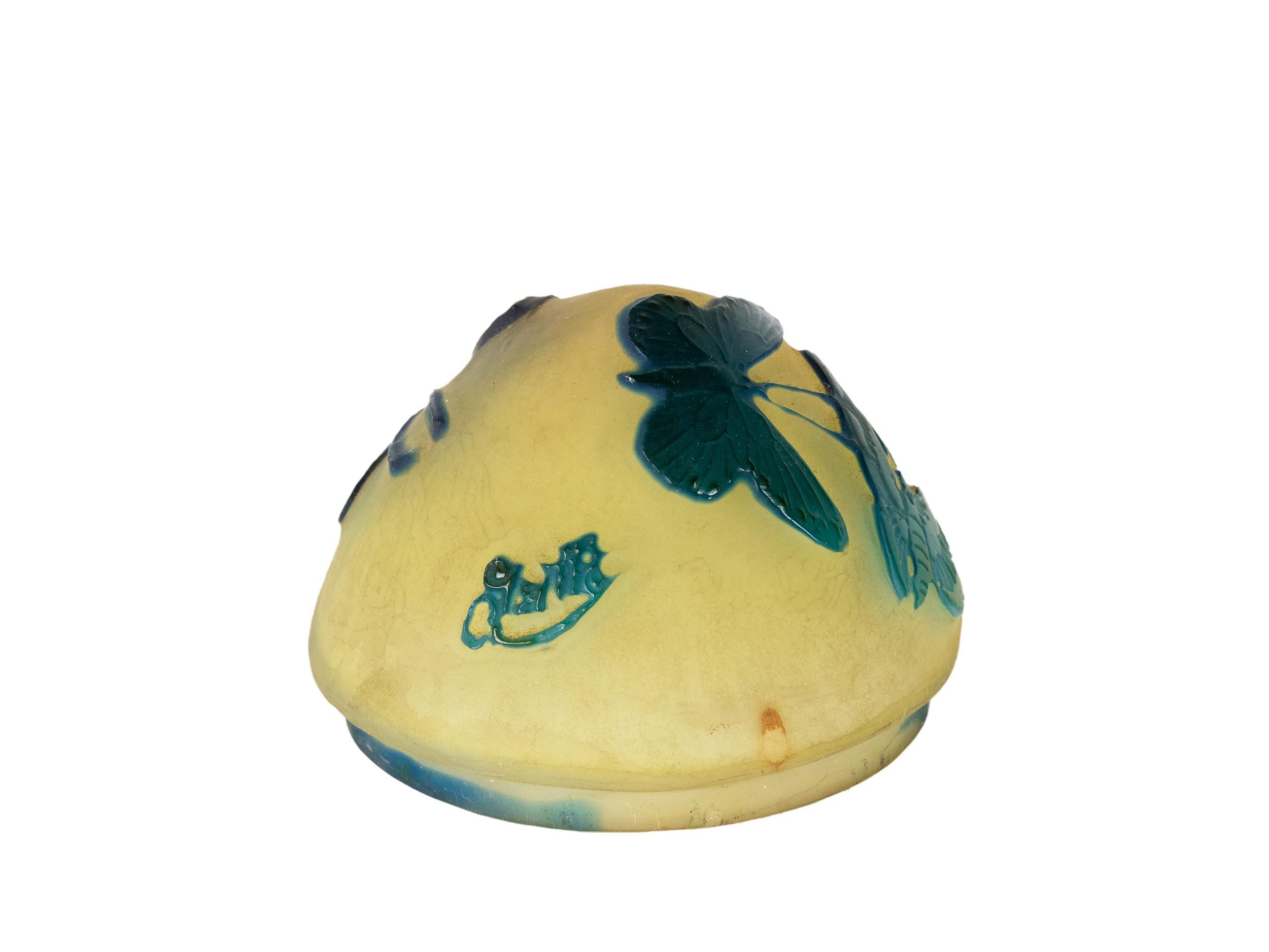 Abat-jour en verre d'Emile Gallé en forme de champignon, à décor en camée gravé à l'acide d'un motif de papillon sur un fond opaque jaune tendre.

Fabriquée vers 1904, cette pièce exquise témoigne de l'art d'Emile Gallé, l'un des pionniers du