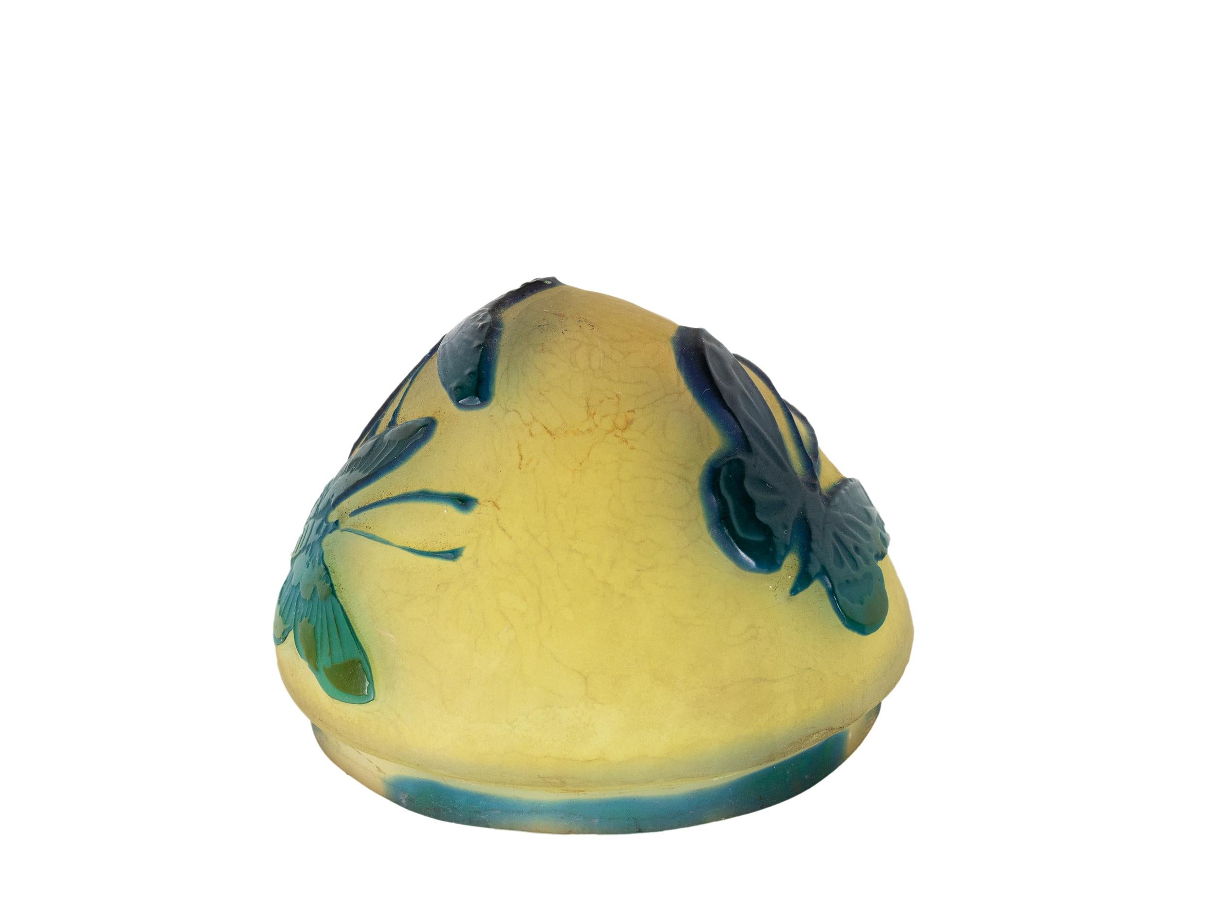 Français Abat-jour en verre à champignon Gallé avec papillon, Art nouveau, 1904 en vente