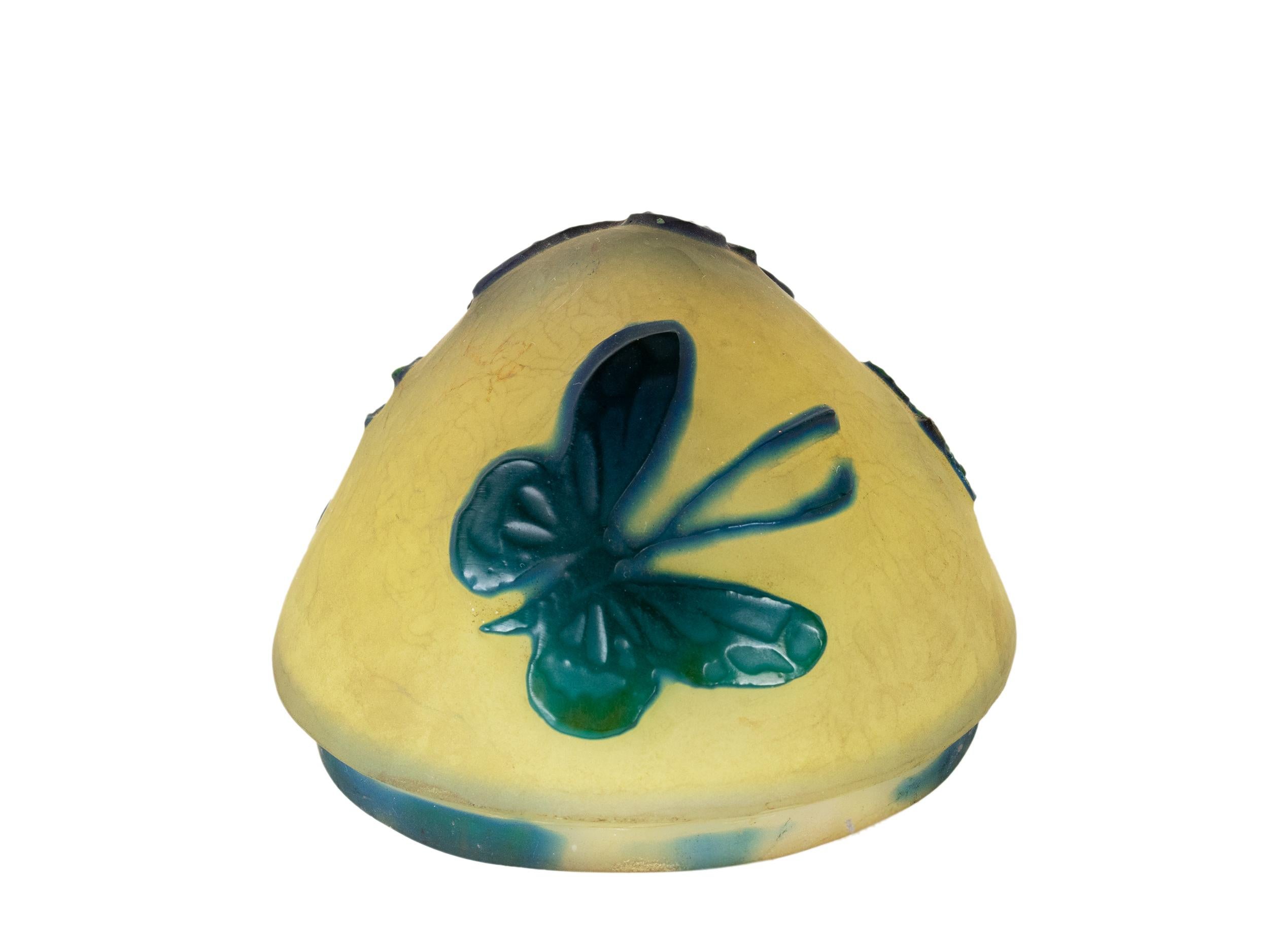 Buriné Abat-jour en verre à champignon Gallé avec papillon, Art nouveau, 1904 en vente
