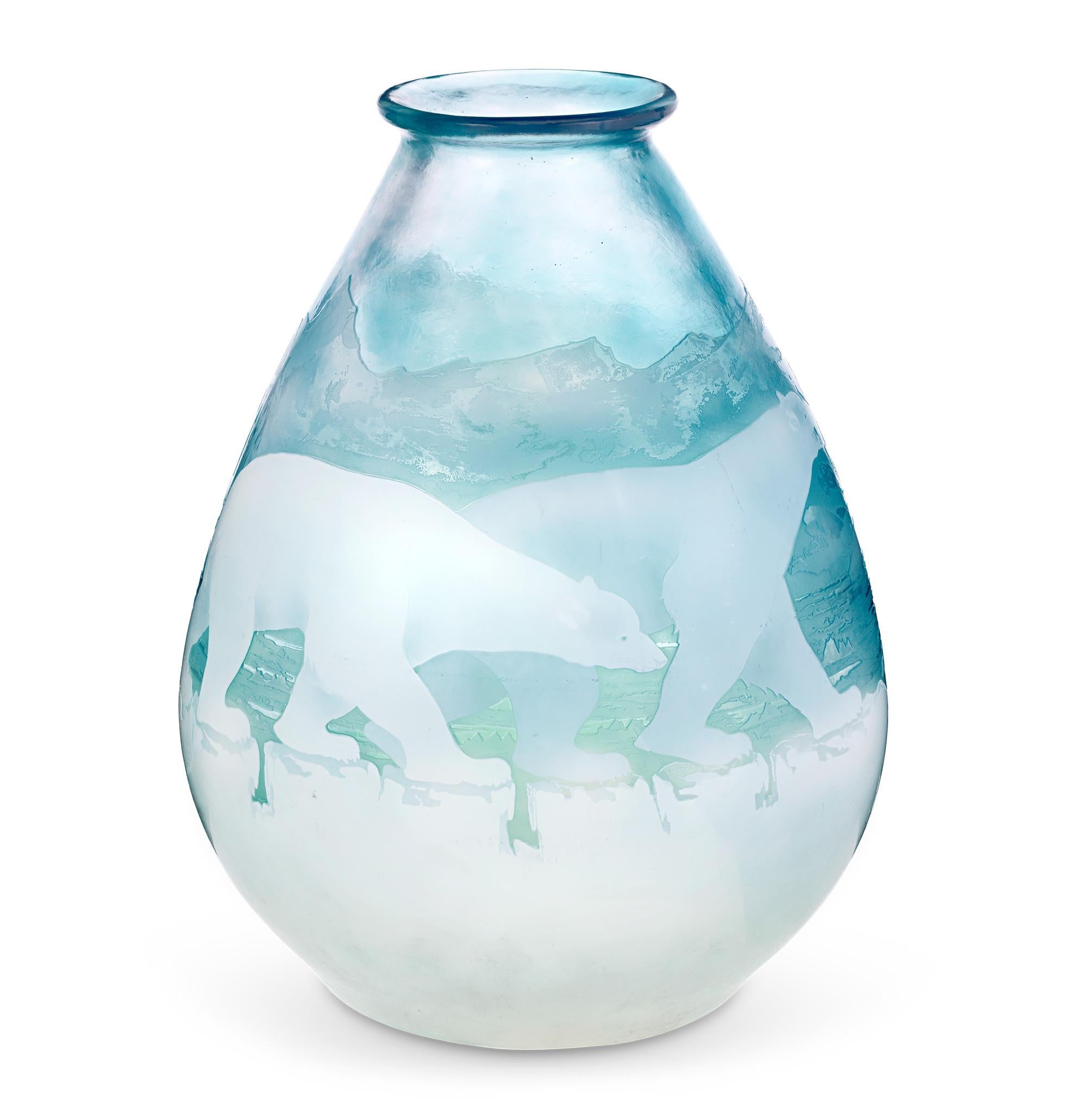 Vaso con orso polare in vetro Cameo
Émile Gallé
Circa 1927

Questo imponente vaso in stile Art Nouveau è uno dei migliori successi dell'iconica azienda vetraria di Émile Gallé. Il vaso dell'Orso Polare, o Ours Polaires in francese, ha dimensioni