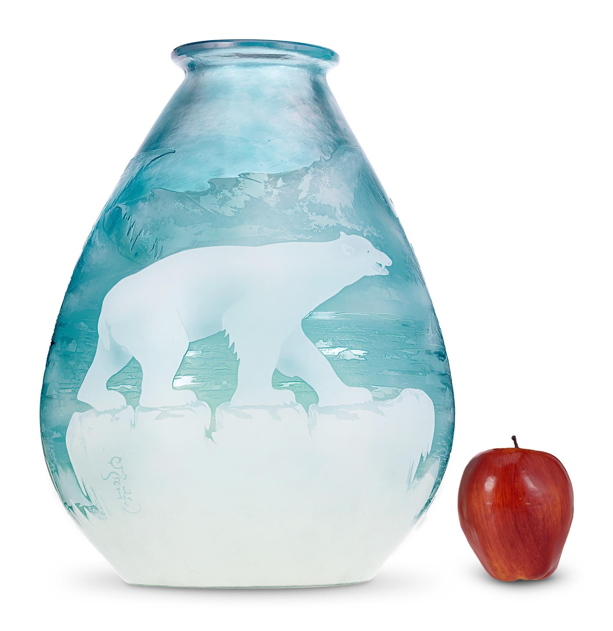 Vaso con orso polare Gallé In condizioni ottime in vendita a New Orleans, LA