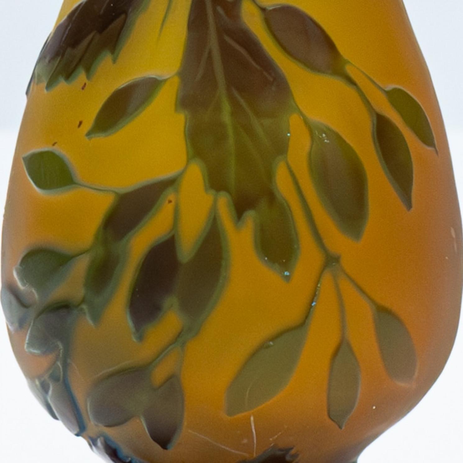 Gallé Unterzeichnet,  Mehrfarbige Vase mit säuregeätztem Überzug, Frankreich, 1905 im Angebot 2