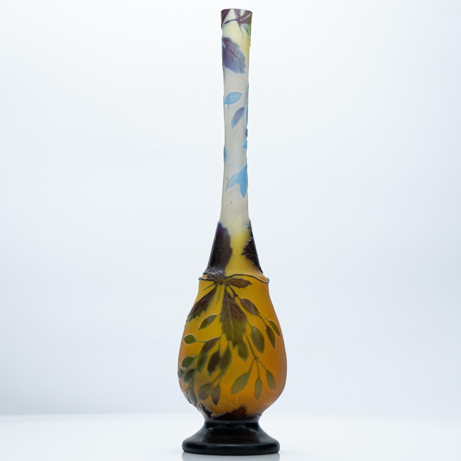 Diese exquisite mehrfarbige Jugendstilvase von Émile Gallé aus Nancy ist ein Schmuckstück für den Raum. Gezeichnet E. Gallé.

Vase mit rotem Johannisbeerdekor aus Milchglas, innen gelb und beige gefärbt, am Boden geätzt und geschliffen mit