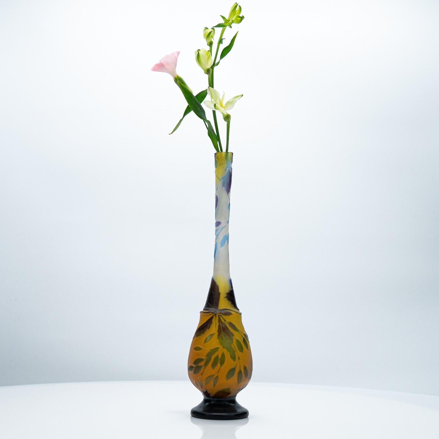 Gallé Unterzeichnet,  Mehrfarbige Vase mit säuregeätztem Überzug, Frankreich, 1905 (Art nouveau) im Angebot