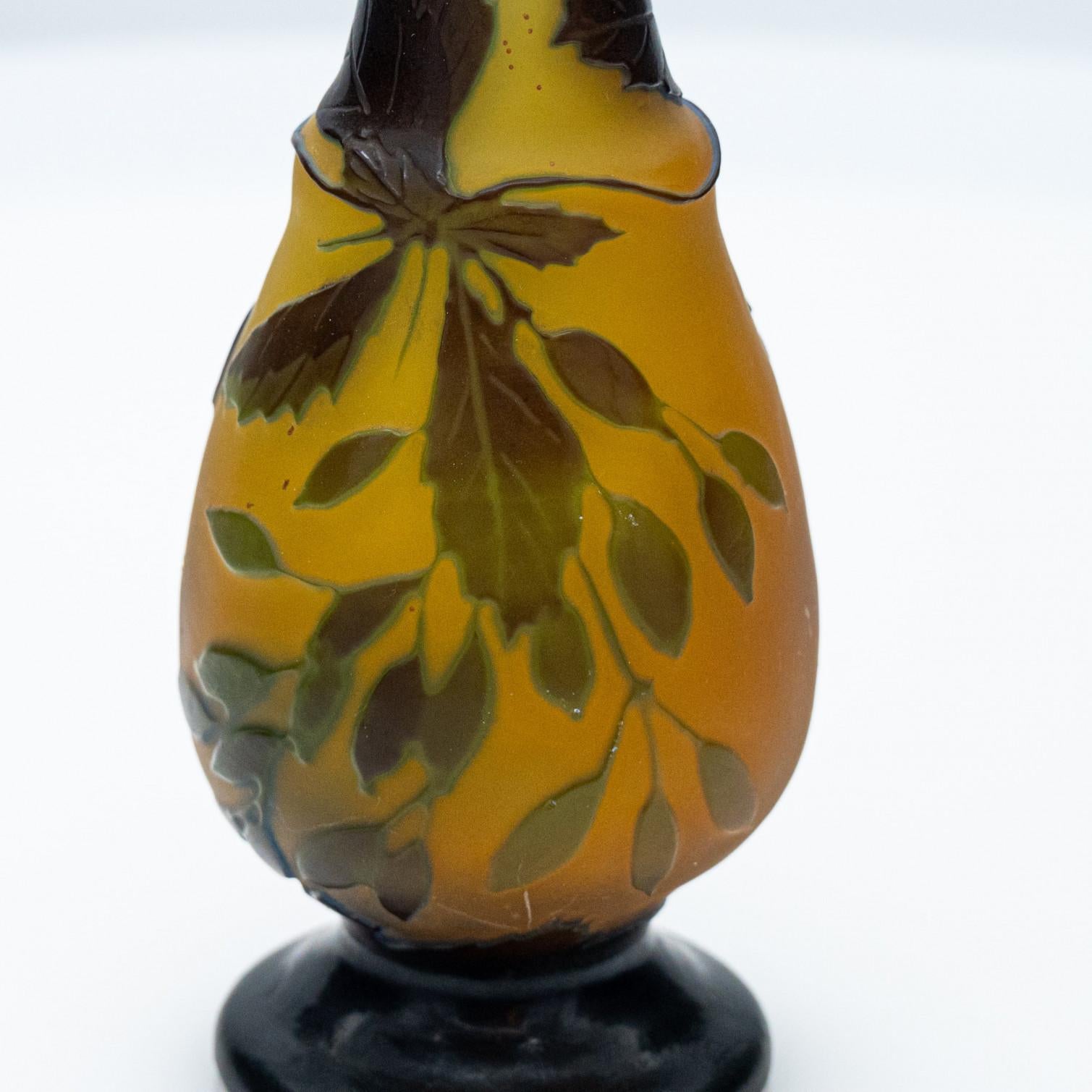 Gallé Unterzeichnet,  Mehrfarbige Vase mit säuregeätztem Überzug, Frankreich, 1905 im Zustand „Gut“ im Angebot in Rijssen, NL