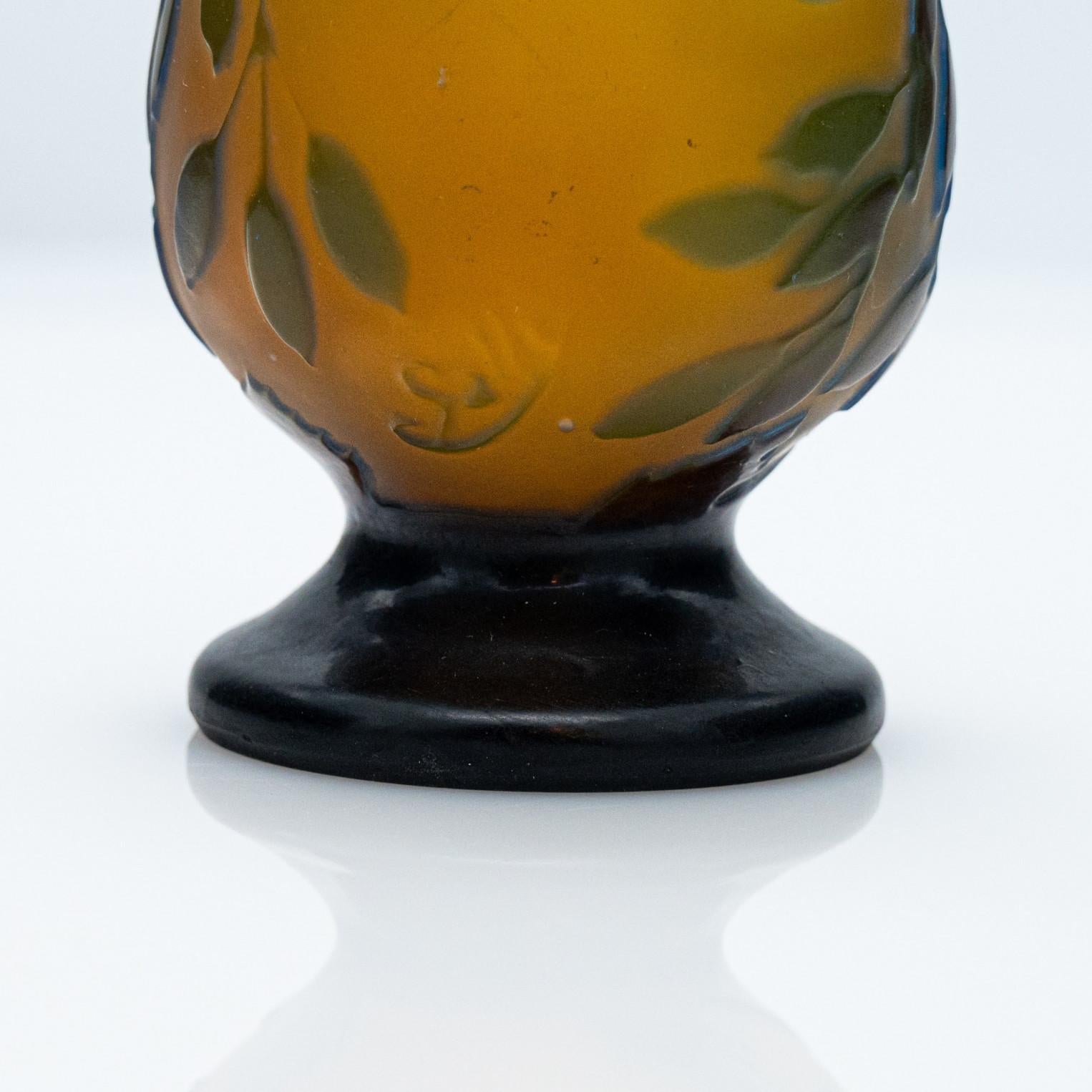 Gallé Unterzeichnet,  Mehrfarbige Vase mit säuregeätztem Überzug, Frankreich, 1905 (Glas) im Angebot