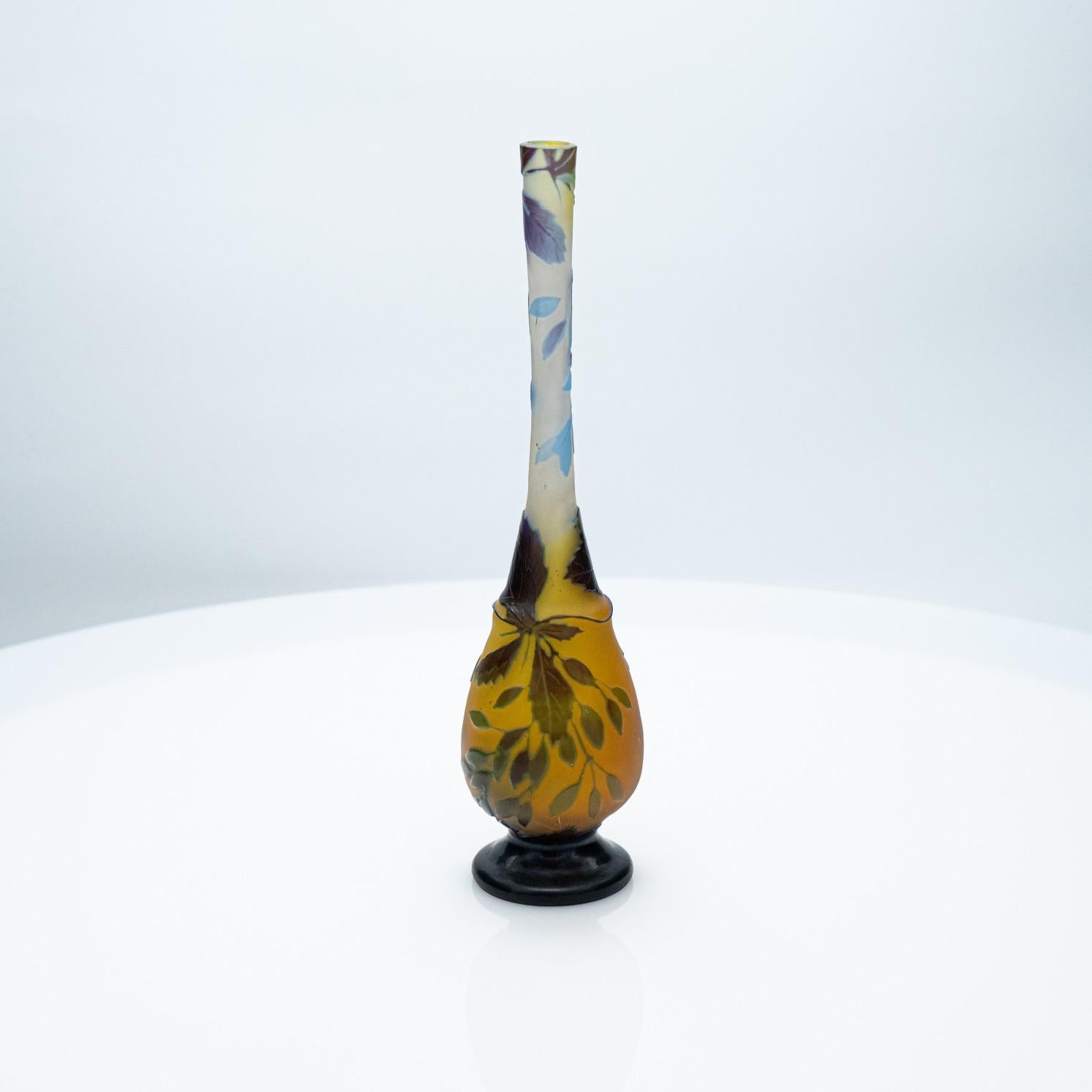 Gallé Unterzeichnet,  Mehrfarbige Vase mit säuregeätztem Überzug, Frankreich, 1905 im Angebot 1