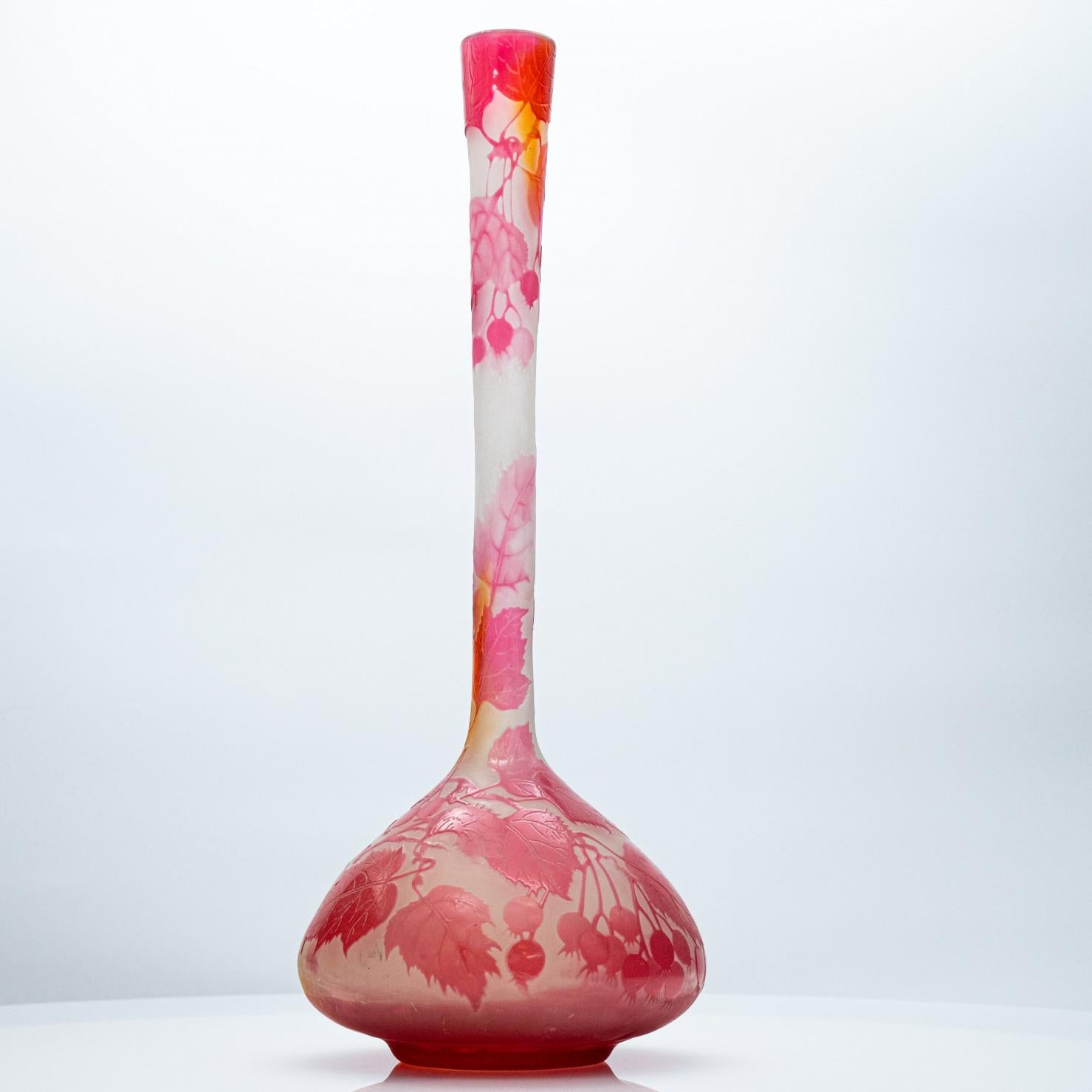 Questo squisito vaso Art Nouveau di Émile Gallé a Nancy è un pezzo forte della stanza. Firmato E. Gallé.

Grande vaso da armadio a forma di banjo appiattito con decorazione di ribes rosso in vetro trasparente smerigliato internamente soffuso di