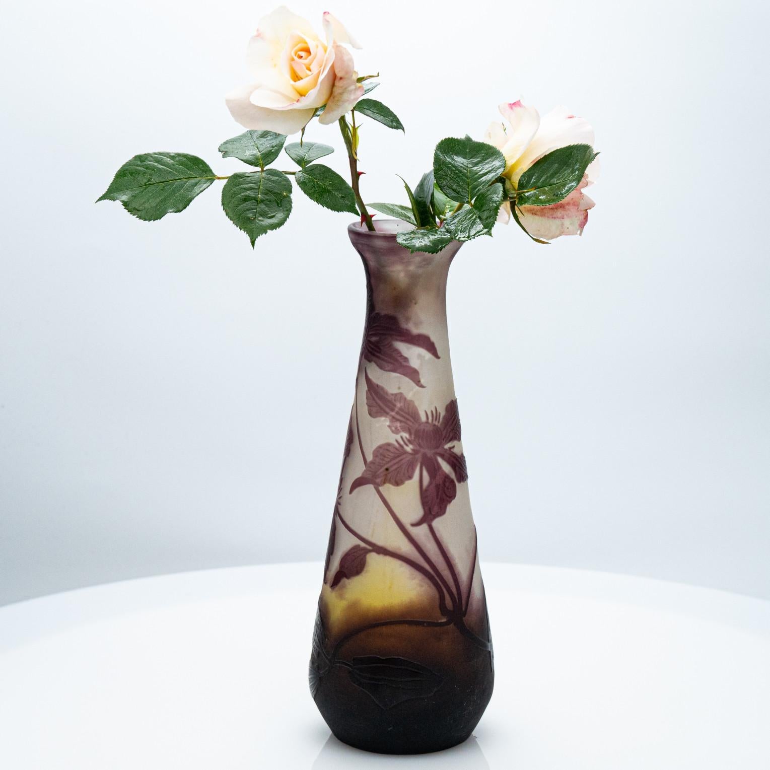 Diese exquisite Jugendstilvase von Émile Gallé aus Nancy ist ein Schmuckstück für den Raum. Gezeichnet E. Gallé.

Vase mit rotem Johannisbeerdekor aus Milchglas, innen beige, braun und gelb gefärbt, mit violettem Kameeüberfang und Lilienblatt,