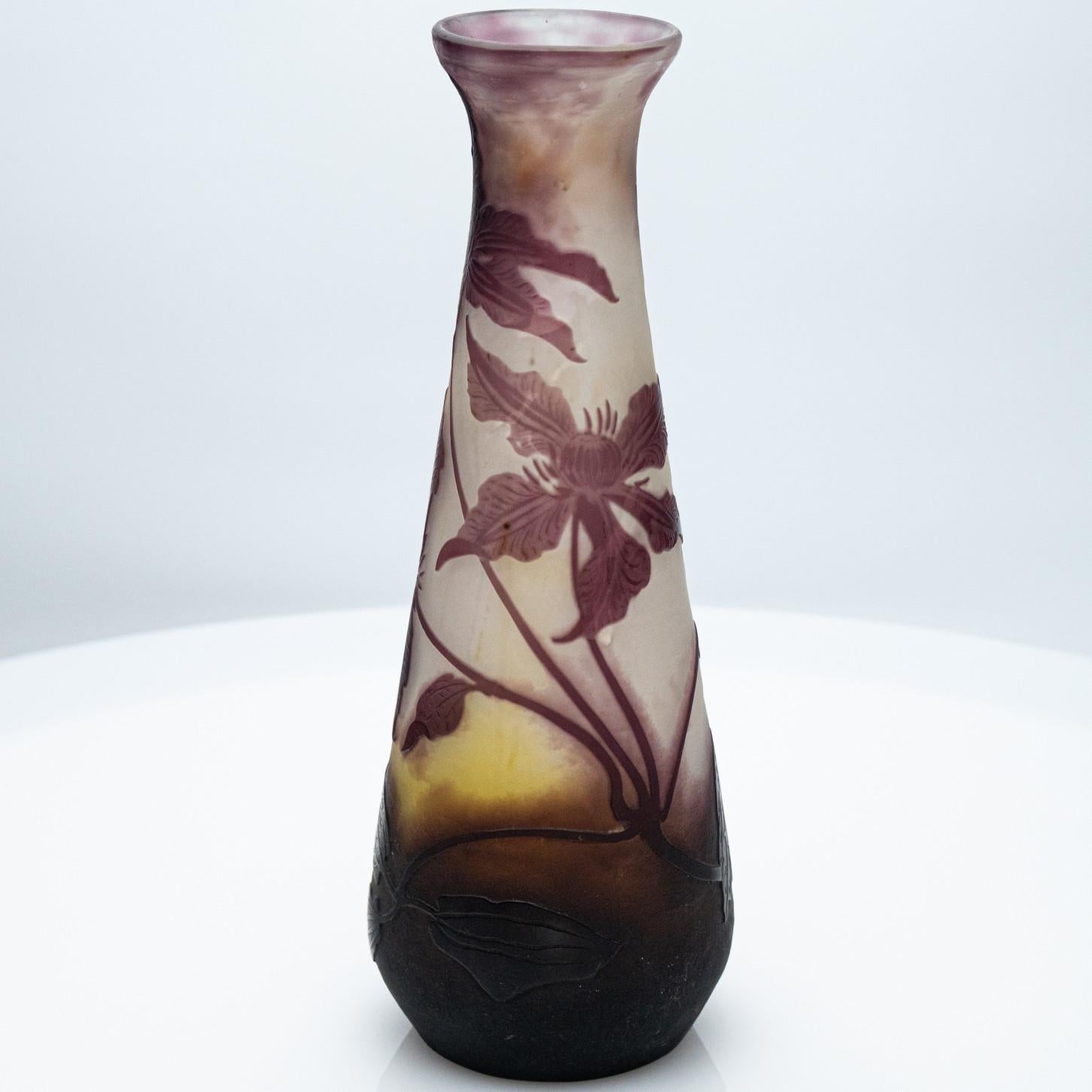 Gallé Signiert, Große Lilienvase mit Säureätzung, Frankreich, 1905 (Kopie) (Art nouveau) im Angebot