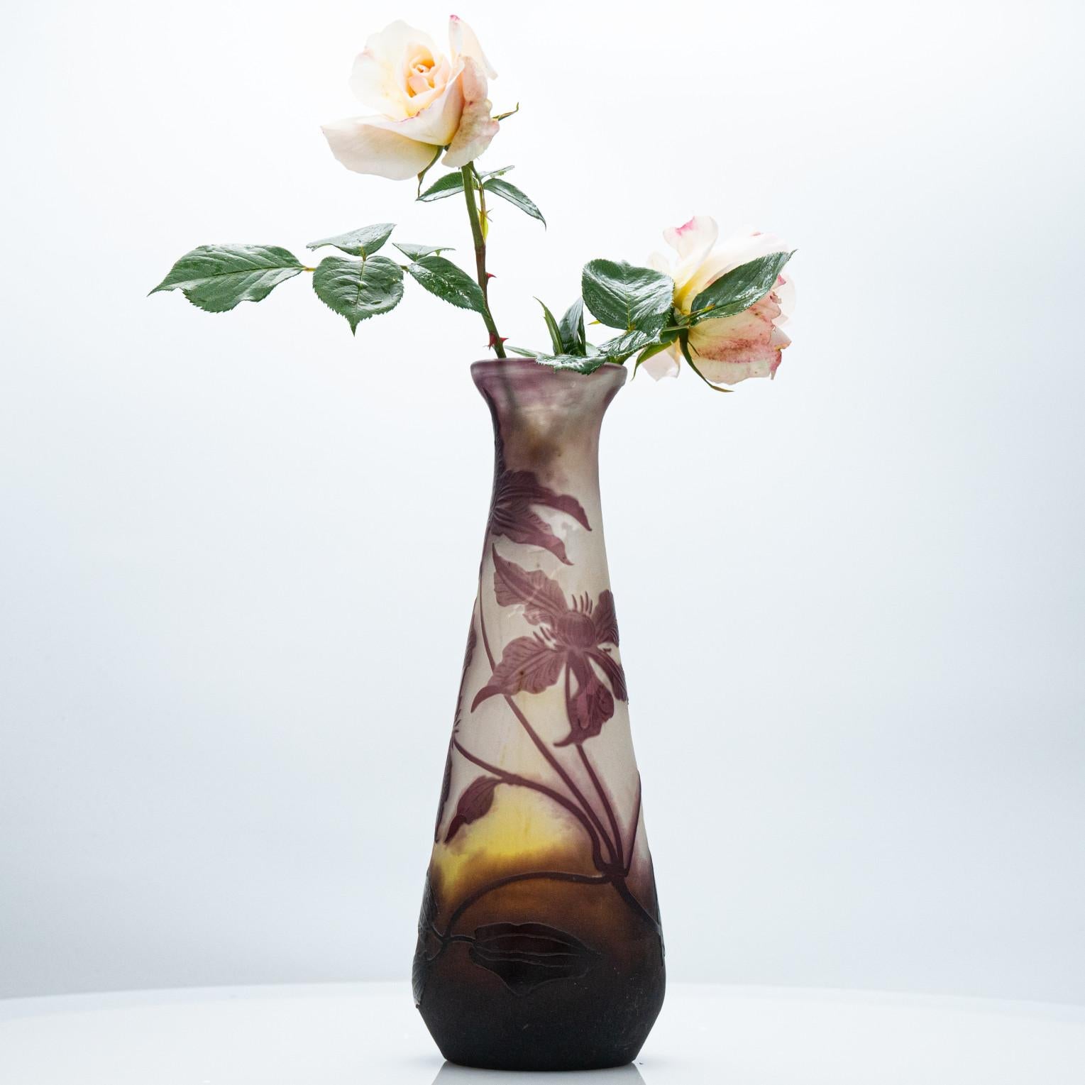 Gallé Signiert, Große Lilienvase mit Säureätzung, Frankreich, 1905 (Kopie) (Französisch) im Angebot