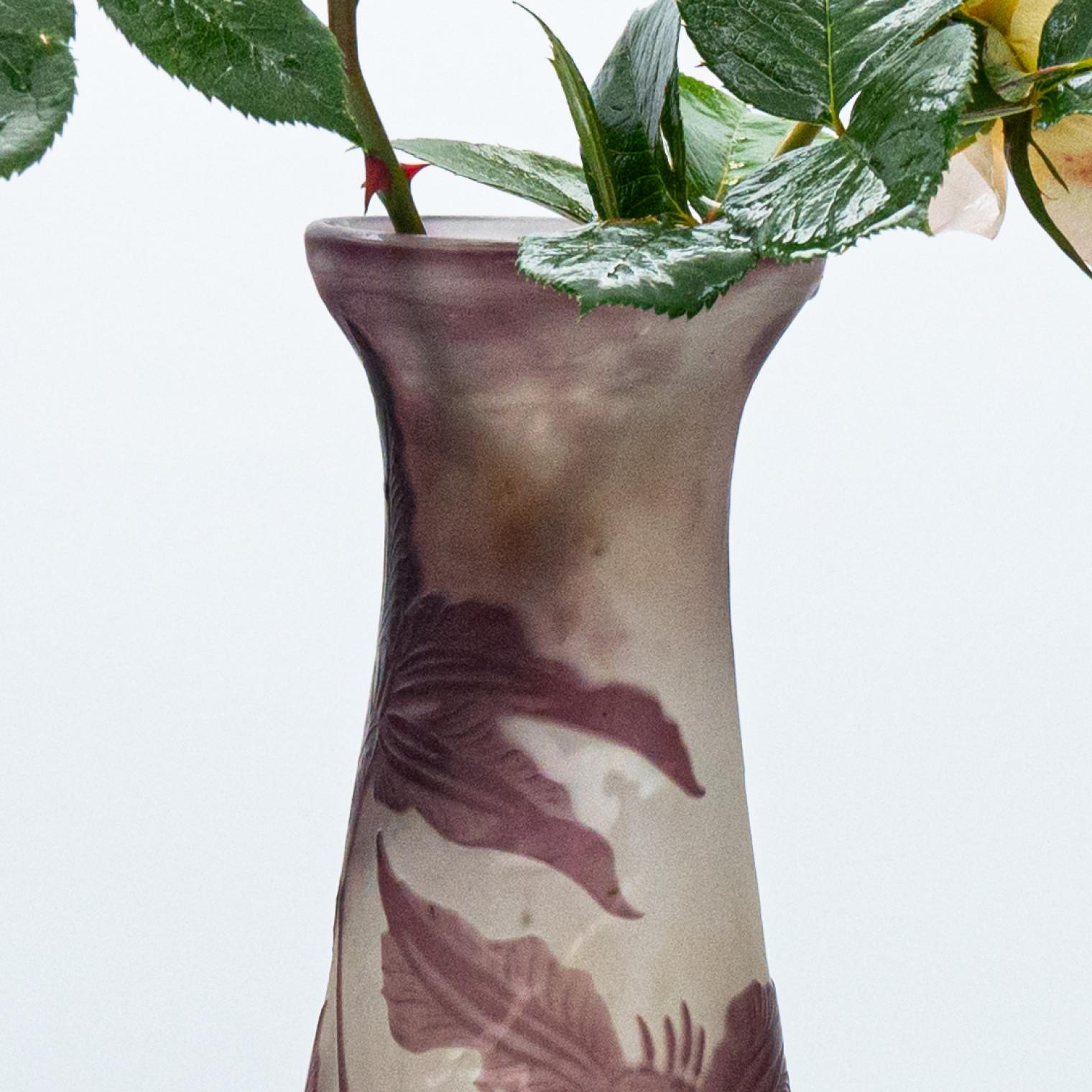 Gallé Signiert, Große Lilienvase mit Säureätzung, Frankreich, 1905 (Kopie) im Zustand „Gut“ im Angebot in Rijssen, NL