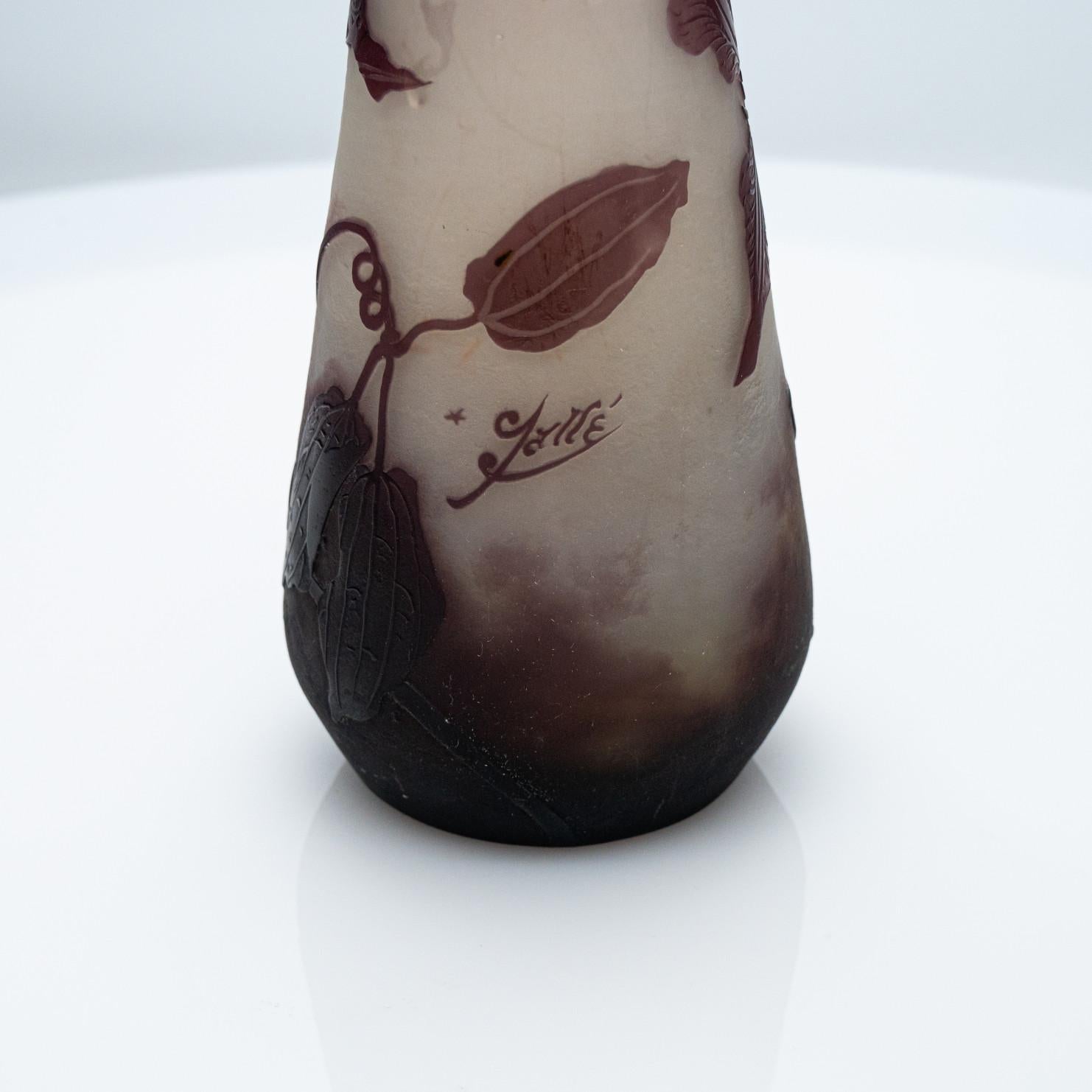 Gallé Signiert, Große Lilienvase mit Säureätzung, Frankreich, 1905 (Kopie) (Frühes 20. Jahrhundert) im Angebot