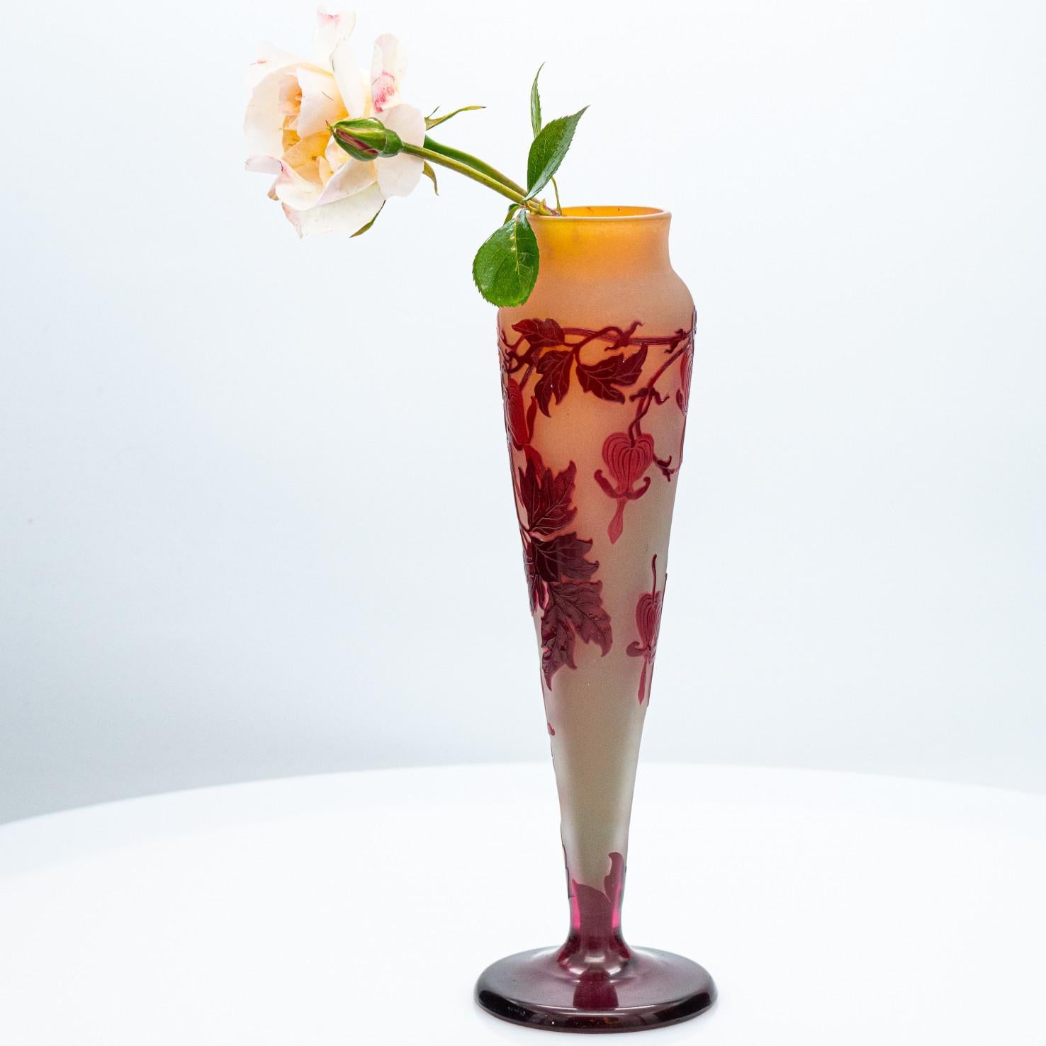 Gallé Firmato, Grande Vaso a sovrapposizione inciso all'acido con piede, Francia, 1890 in vendita 2