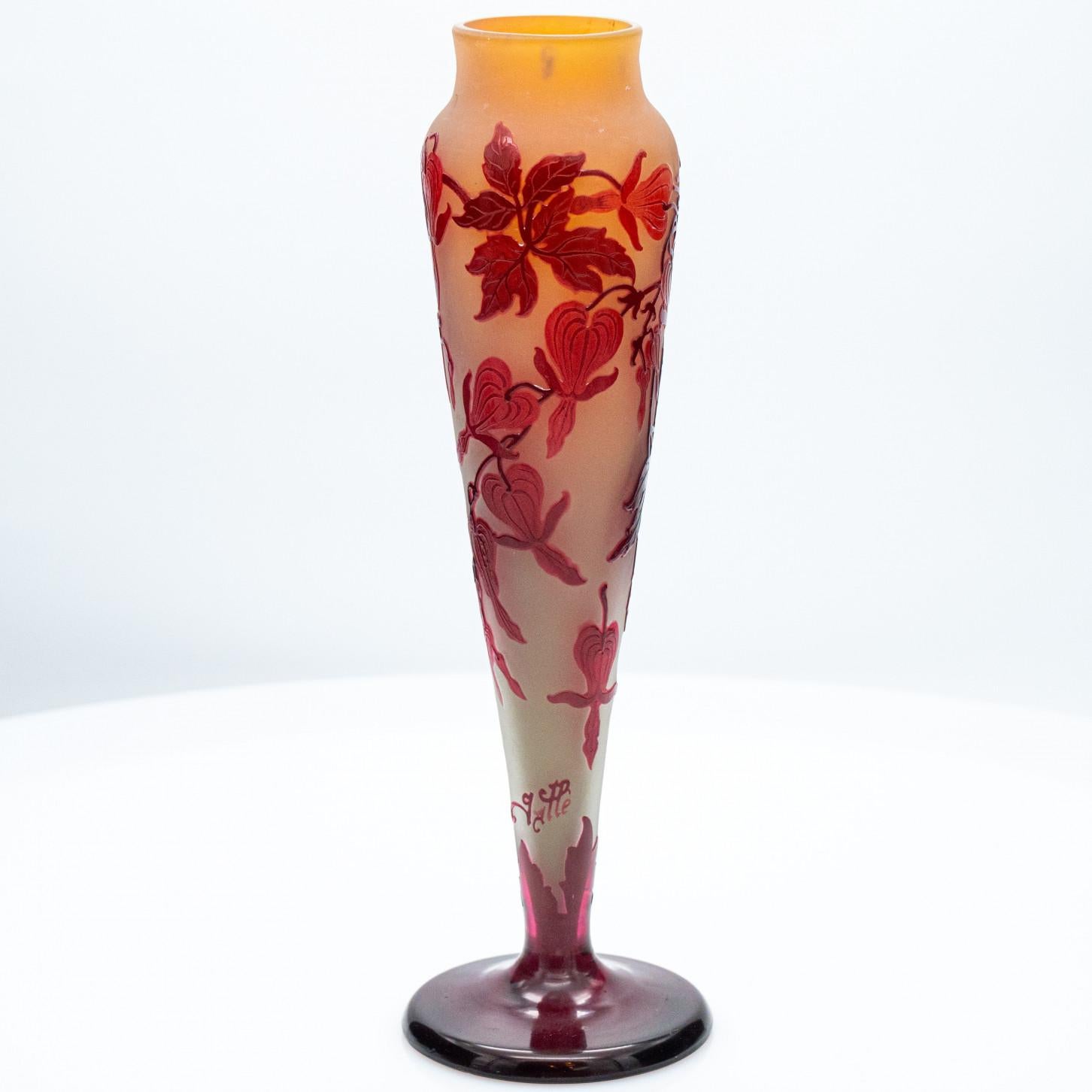 Questo squisito vaso Art Nouveau di Émile Gallé a Nancy è un pezzo forte della stanza. Firmato E. Gallé.

Vaso con decorazione a ribes rosso in vetro smerigliato internamente soffuso di beige/giallo alla base e sovrapposizione di rosso cremisi/cameo
