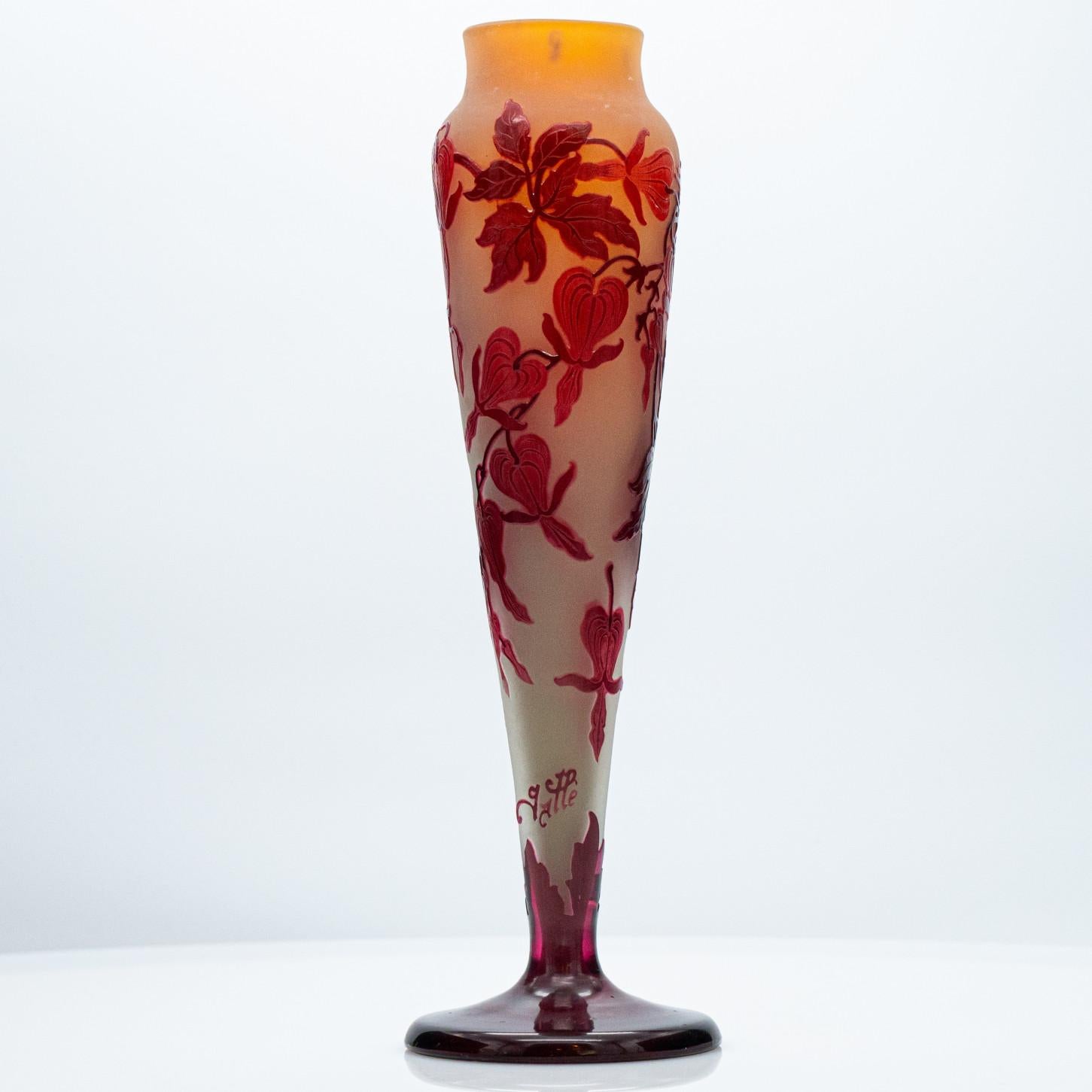 Art Nouveau Gallé Firmato, Grande Vaso a sovrapposizione inciso all'acido con piede, Francia, 1890 in vendita