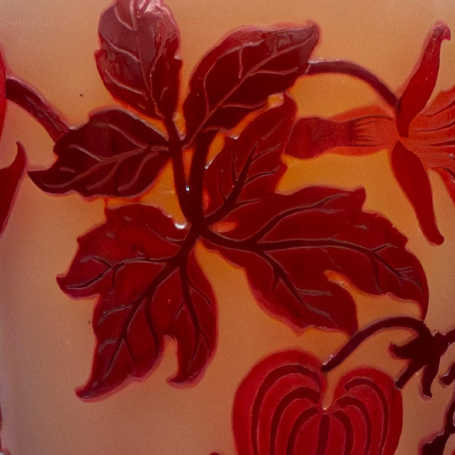 Francese Gallé Firmato, Grande Vaso a sovrapposizione inciso all'acido con piede, Francia, 1890 in vendita