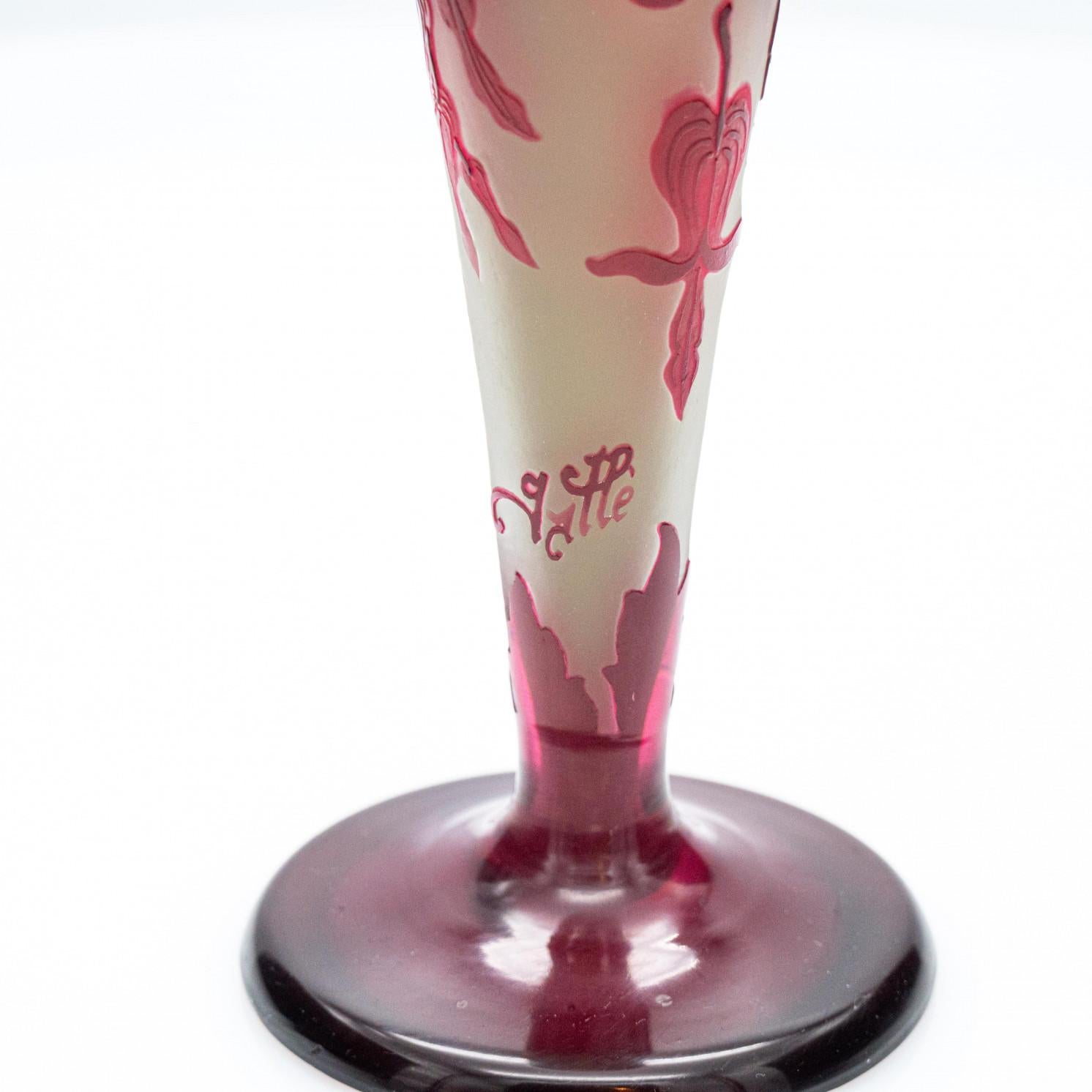 Gallé Firmato, Grande Vaso a sovrapposizione inciso all'acido con piede, Francia, 1890 In condizioni buone in vendita a Rijssen, NL