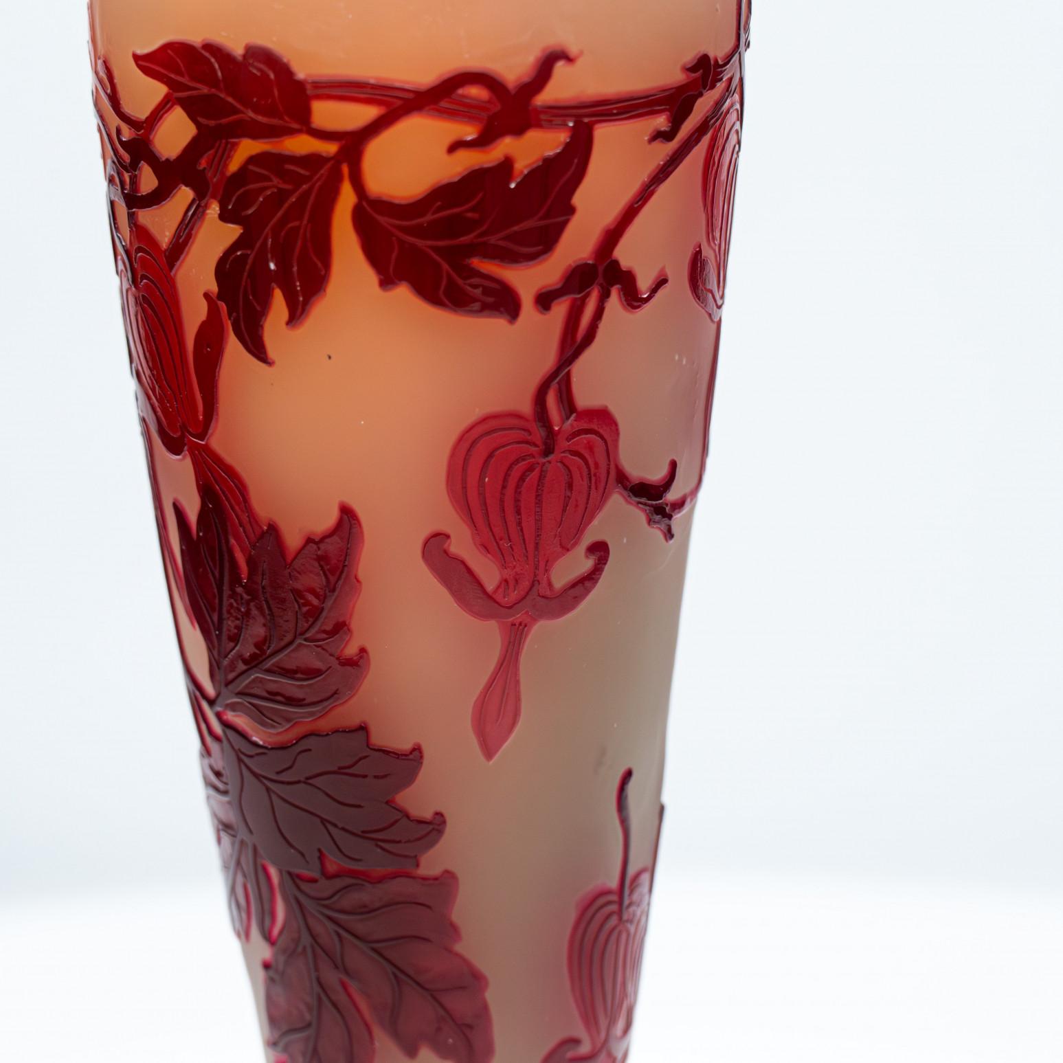 Fine XIX secolo Gallé Firmato, Grande Vaso a sovrapposizione inciso all'acido con piede, Francia, 1890 in vendita