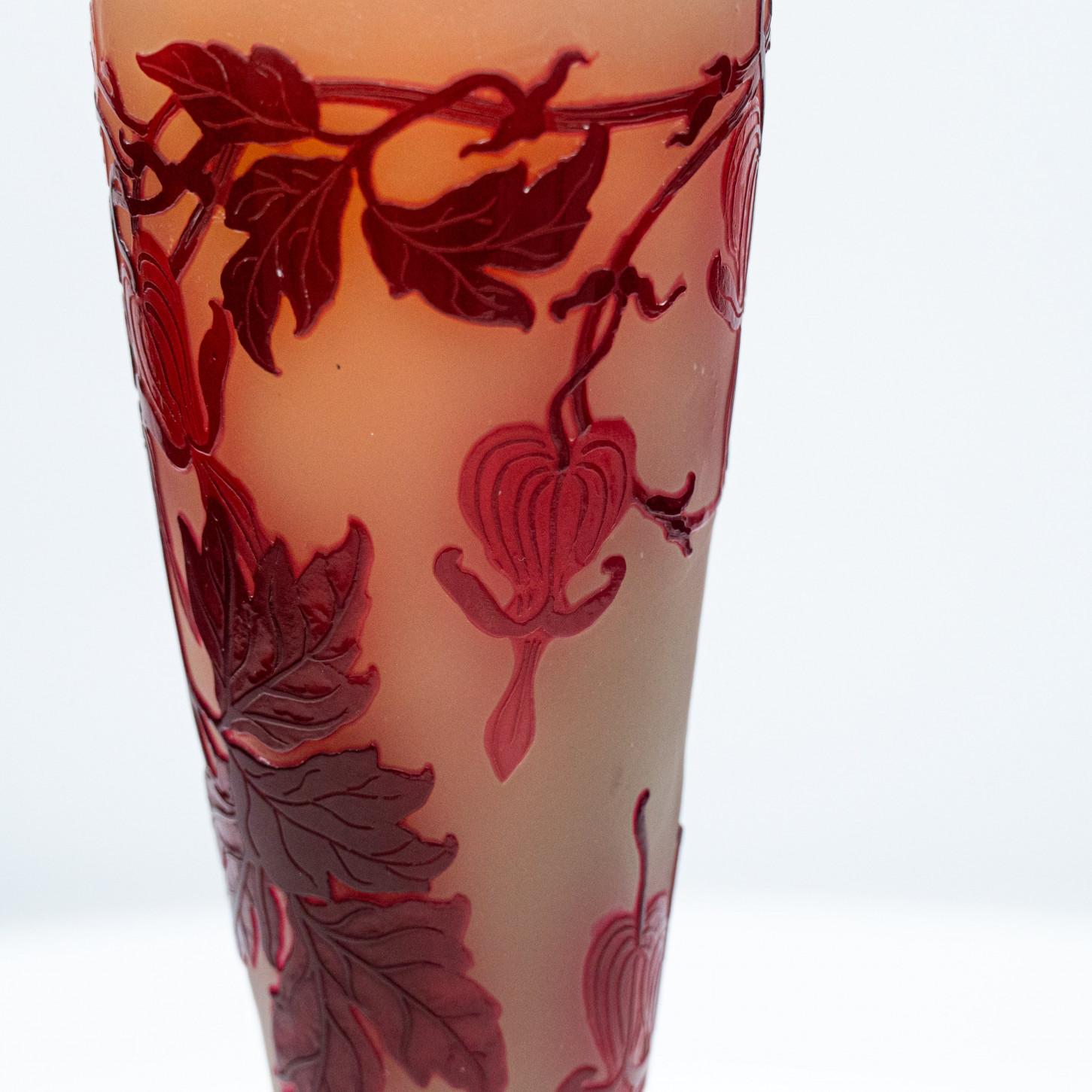 Vetro Gallé Firmato, Grande Vaso a sovrapposizione inciso all'acido con piede, Francia, 1890 in vendita