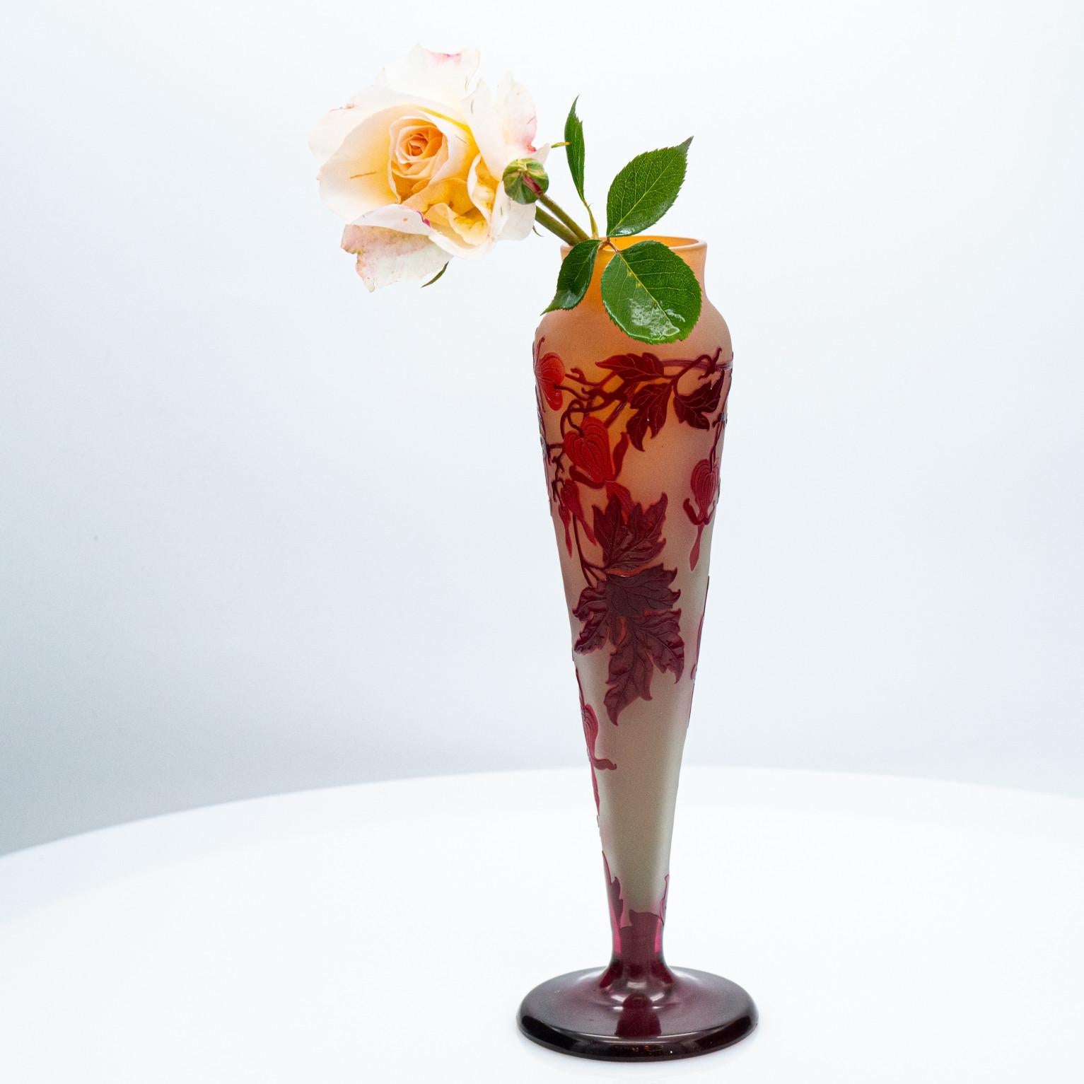 Gallé Firmato, Grande Vaso a sovrapposizione inciso all'acido con piede, Francia, 1890 in vendita 1