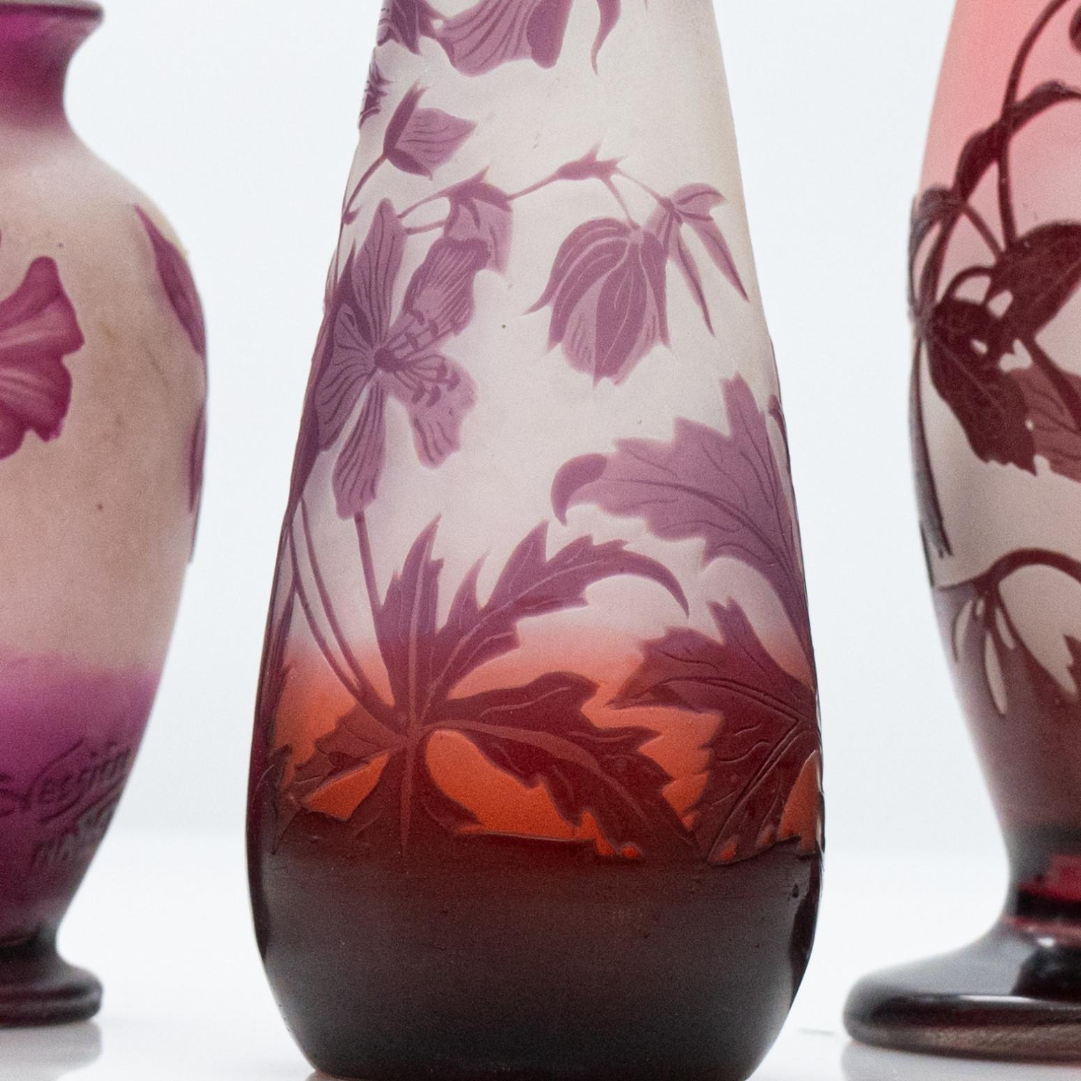 Autre Gallé Signé, Ensemble de Vases Camée à Double Recouvrement Gravé à l'Acide, 1920 en vente