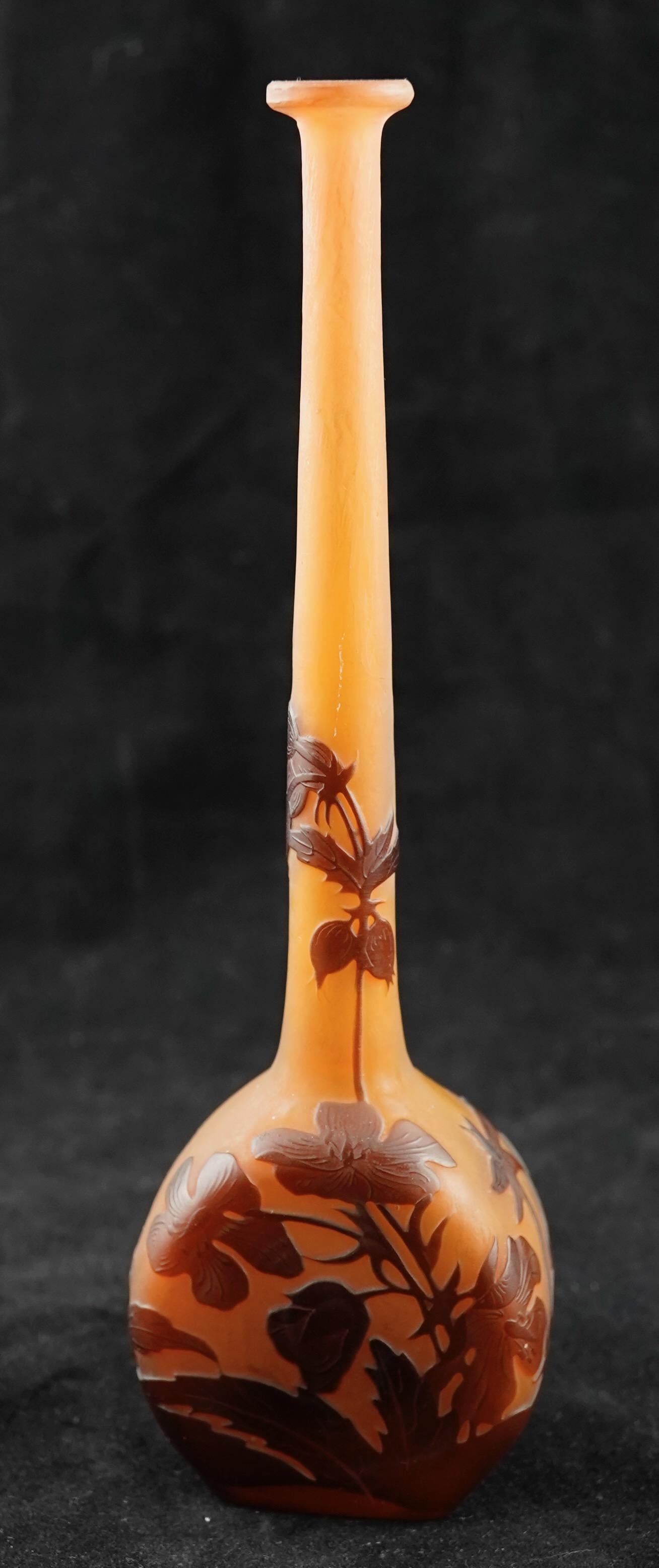 Vaso Soliflores in vetro cammeo di Galle. Base gialla con decorazione a foglie marrone.