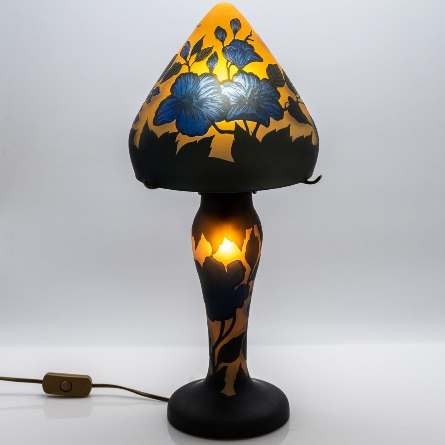 Gallé Stil Tischlampe Pilz Hibiskus Gelb Blau, Frankreich im Angebot 3