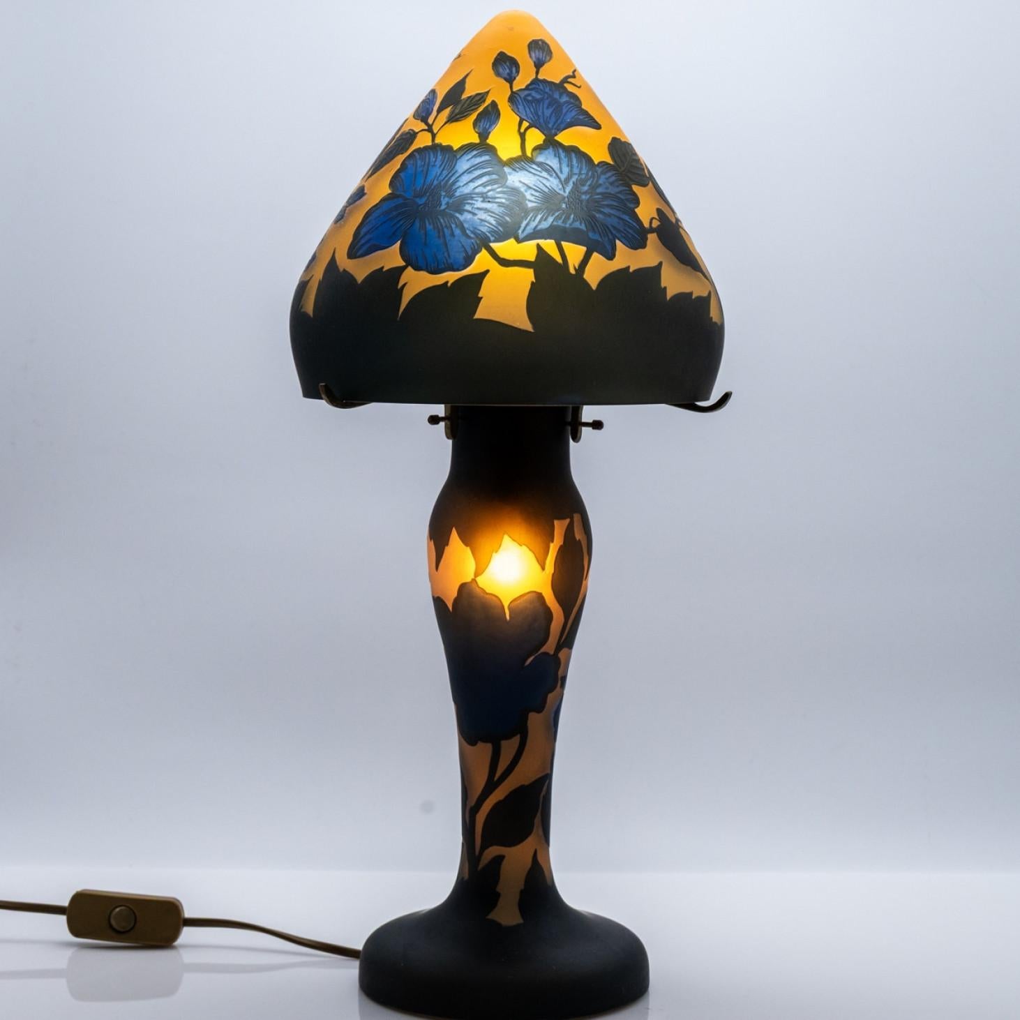Diese exquisite Jugendstil-Tischlampe von Gallé ist ein echter Blickfang. Hergestellt in den 60er oder 70er Jahren.

Die Tischlampe in Form eines Pilzes besteht aus blauem und gelbem Glas mit Hibiskusblüten darauf.


