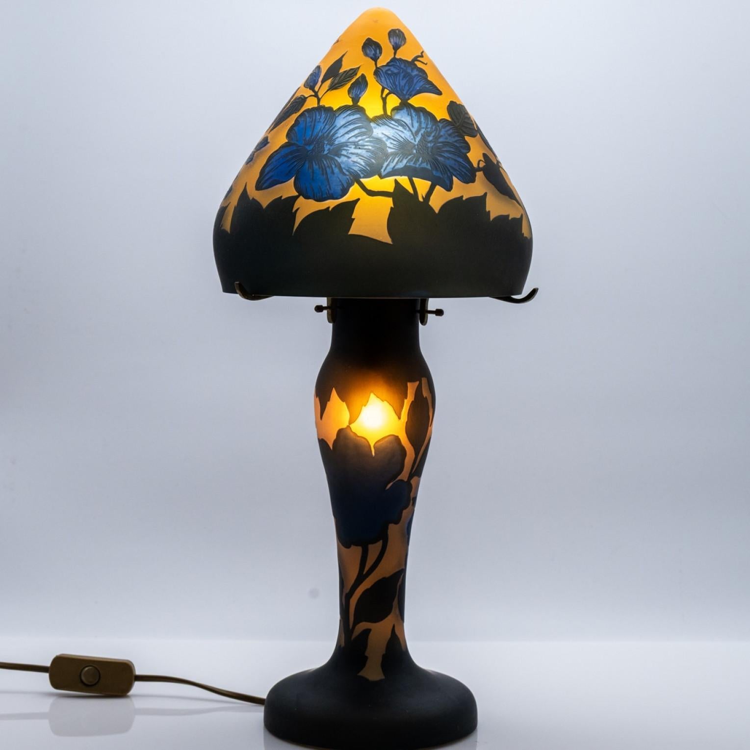 Gallé Stil Tischlampe Pilz Hibiskus Gelb Blau, Frankreich (Französisch) im Angebot
