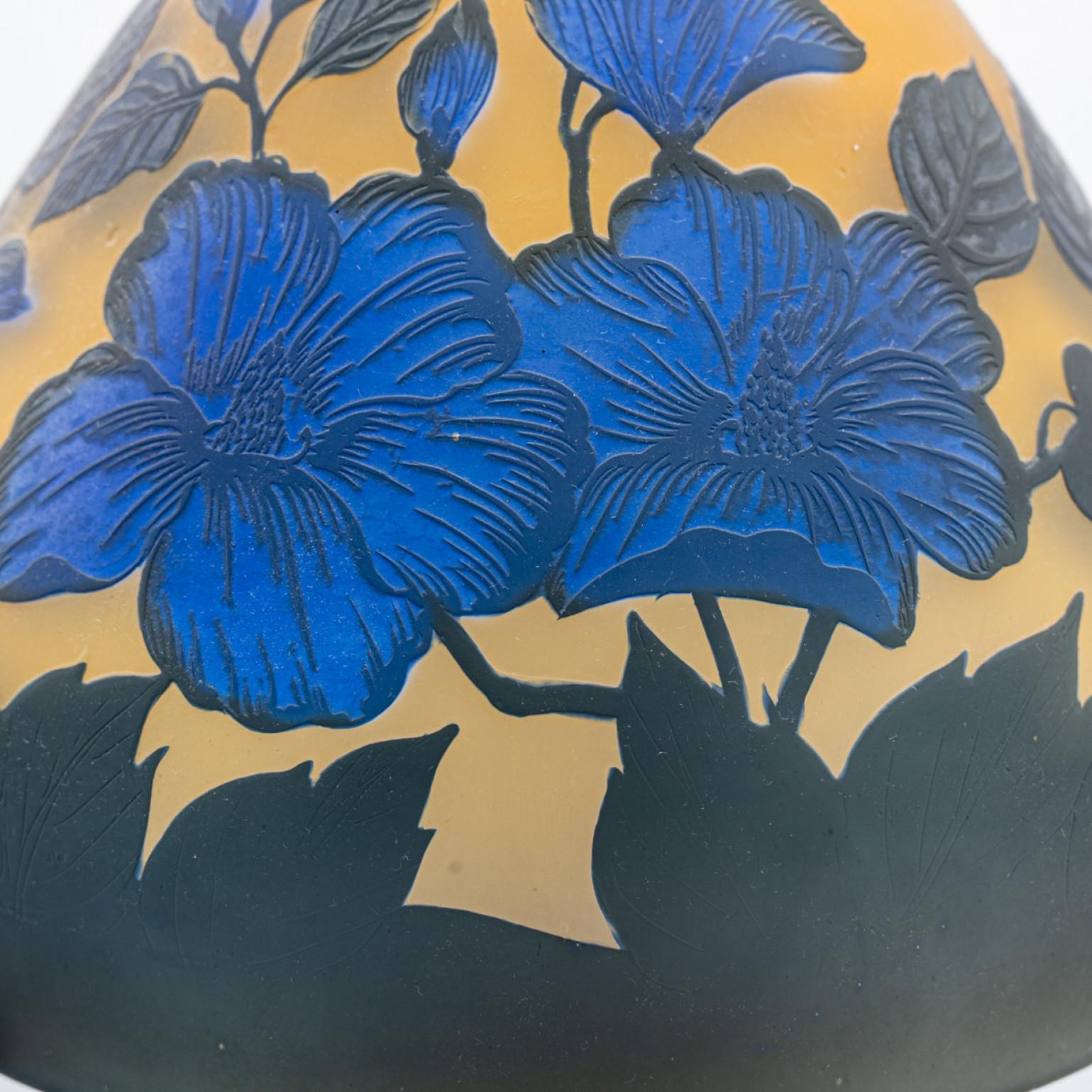 Gallé Stil Tischlampe Pilz Hibiskus Gelb Blau, Frankreich (Sonstiges) im Angebot