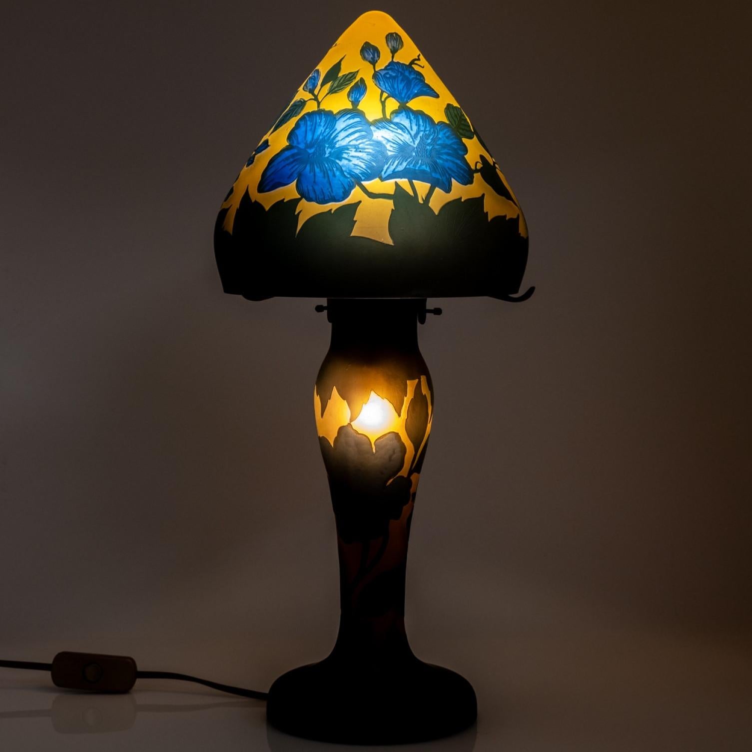 Gallé Stil Tischlampe Pilz Hibiskus Gelb Blau, Frankreich im Zustand „Gut“ im Angebot in Rijssen, NL