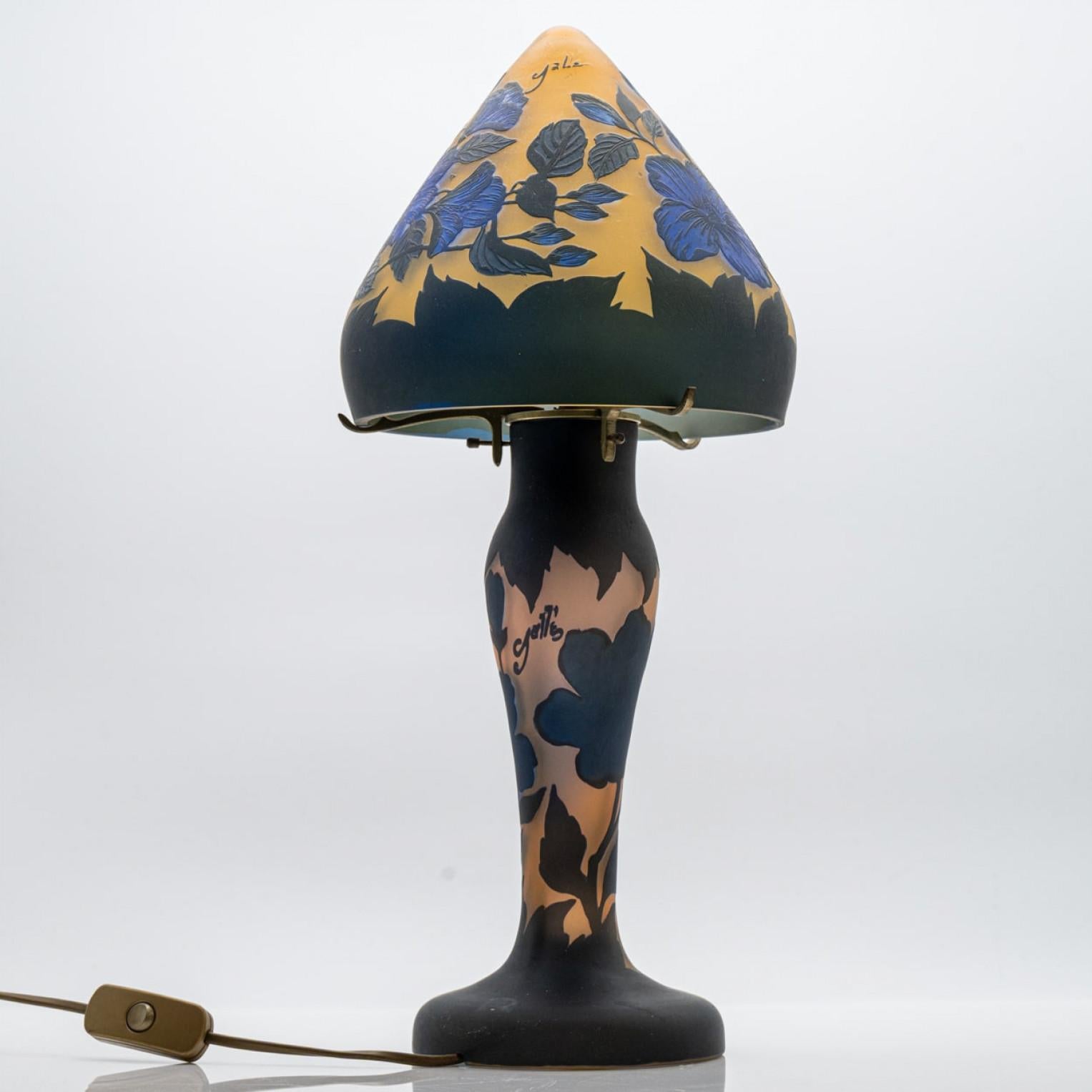 Lámpara de Sobremesa Estilo Gallé Champiñón Hibisco Amarillo Azul, Francia mediados del siglo XX en venta