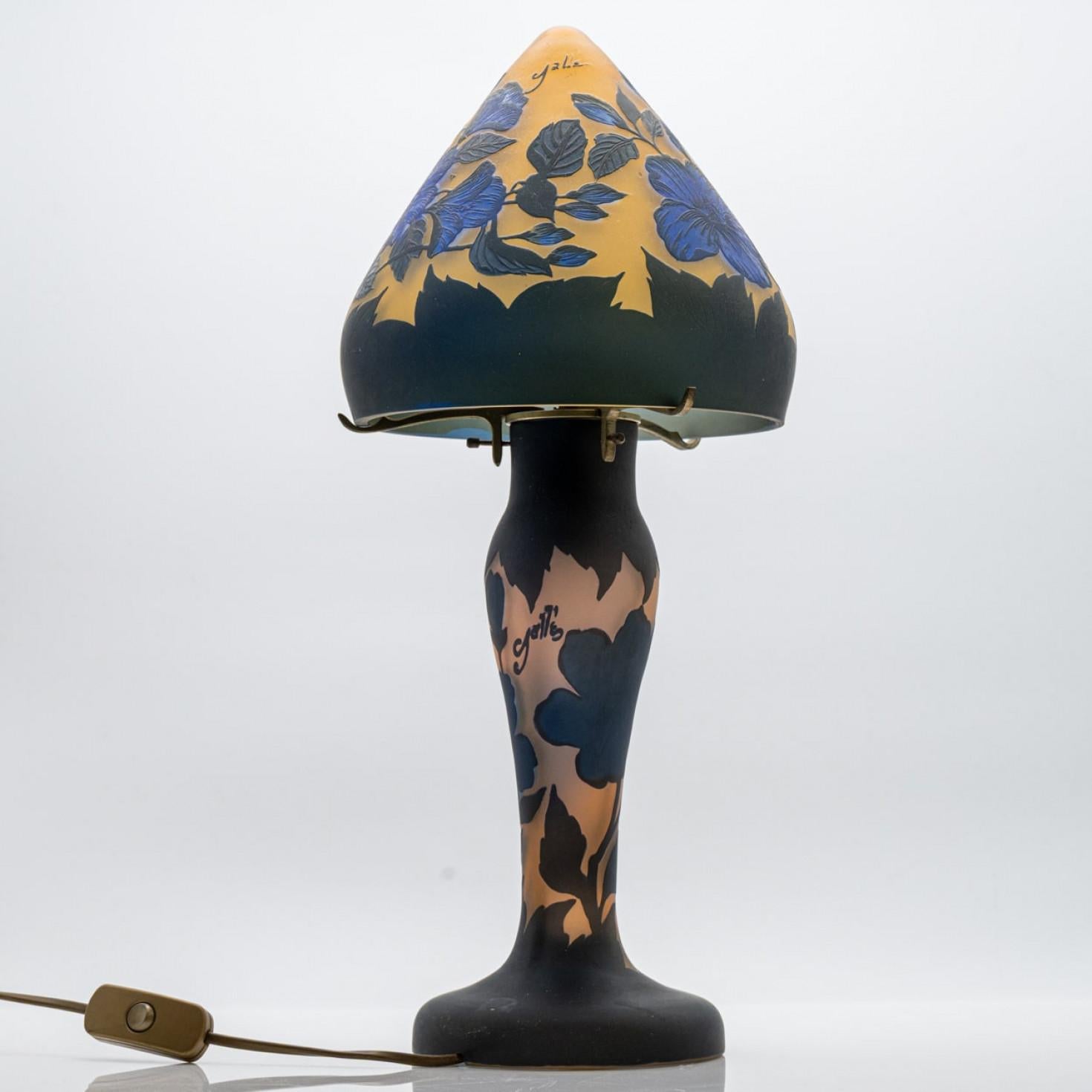 Gallé Stil Tischlampe Pilz Hibiskus Gelb Blau, Frankreich (Mitte des 20. Jahrhunderts) im Angebot