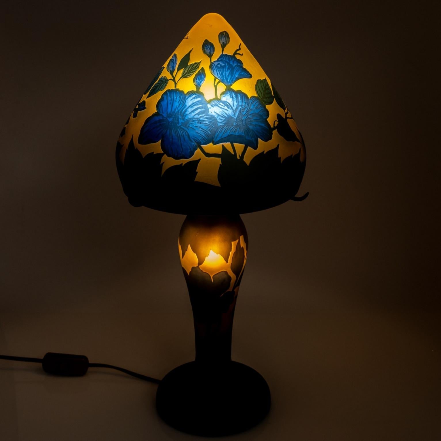 Gallé Stil Tischlampe Pilz Hibiskus Gelb Blau, Frankreich (Glas) im Angebot