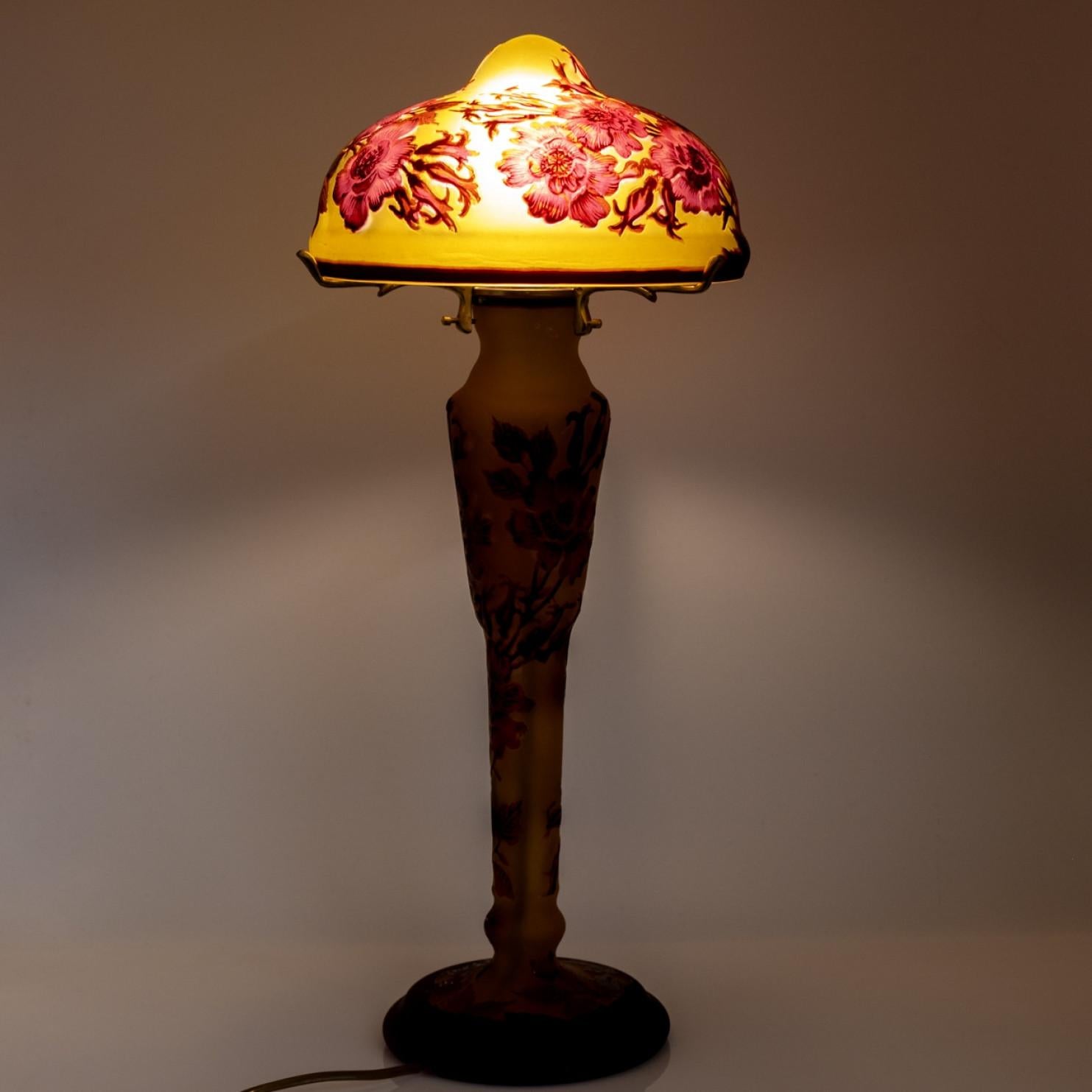 Lámpara de Sobremesa Estilo Gallé Champiñón Amarillo Flores Rojas, Francia Art Nouveau
