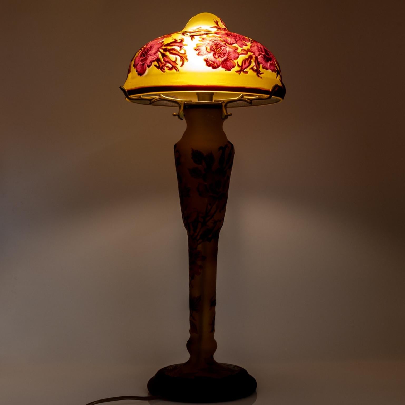 Lámpara de Sobremesa Estilo Gallé Champiñón Amarillo Flores Rojas, Francia Otro