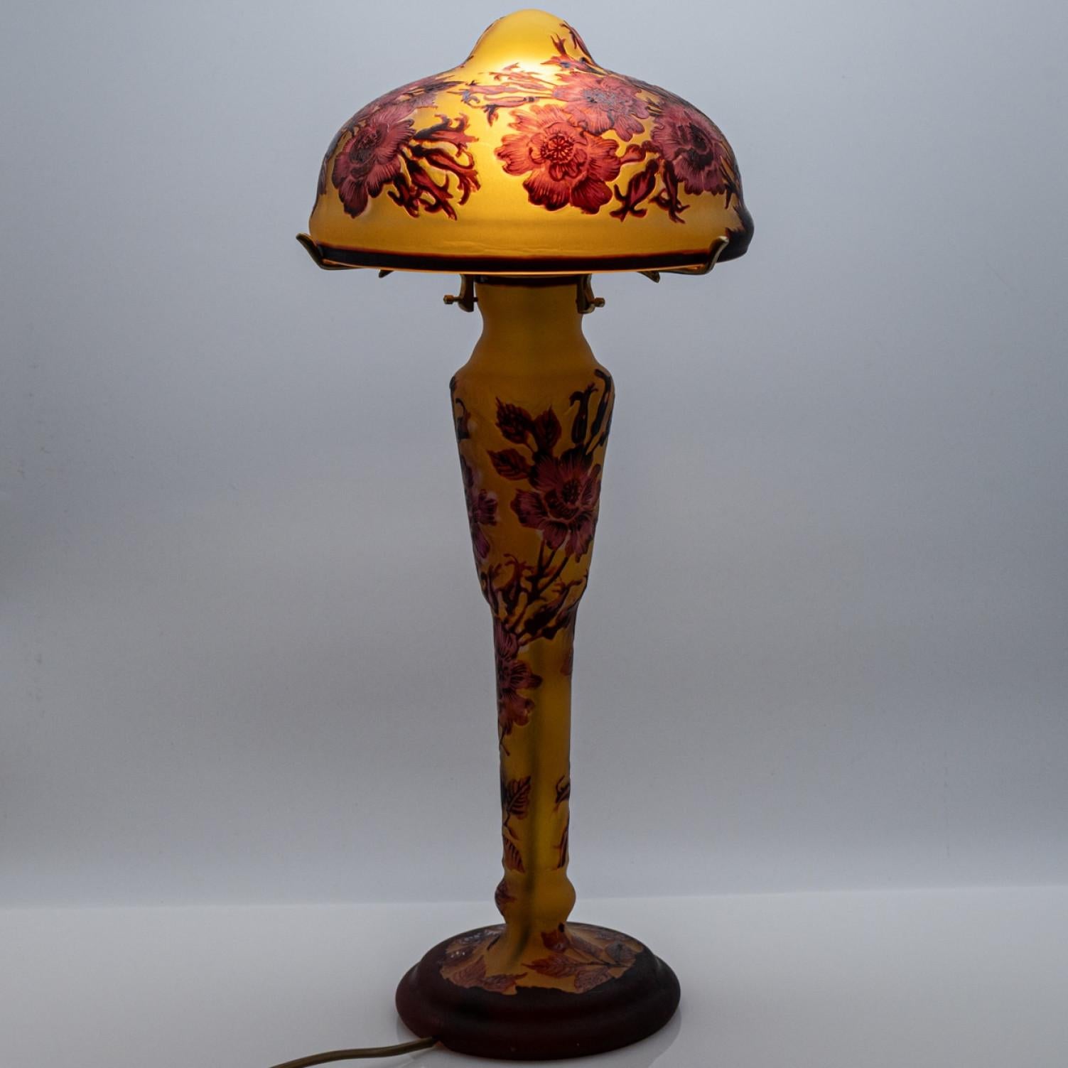 Lampe de table style Gallé Champignon Jaune Rouge Fleurs, France Bon état - En vente à Rijssen, NL