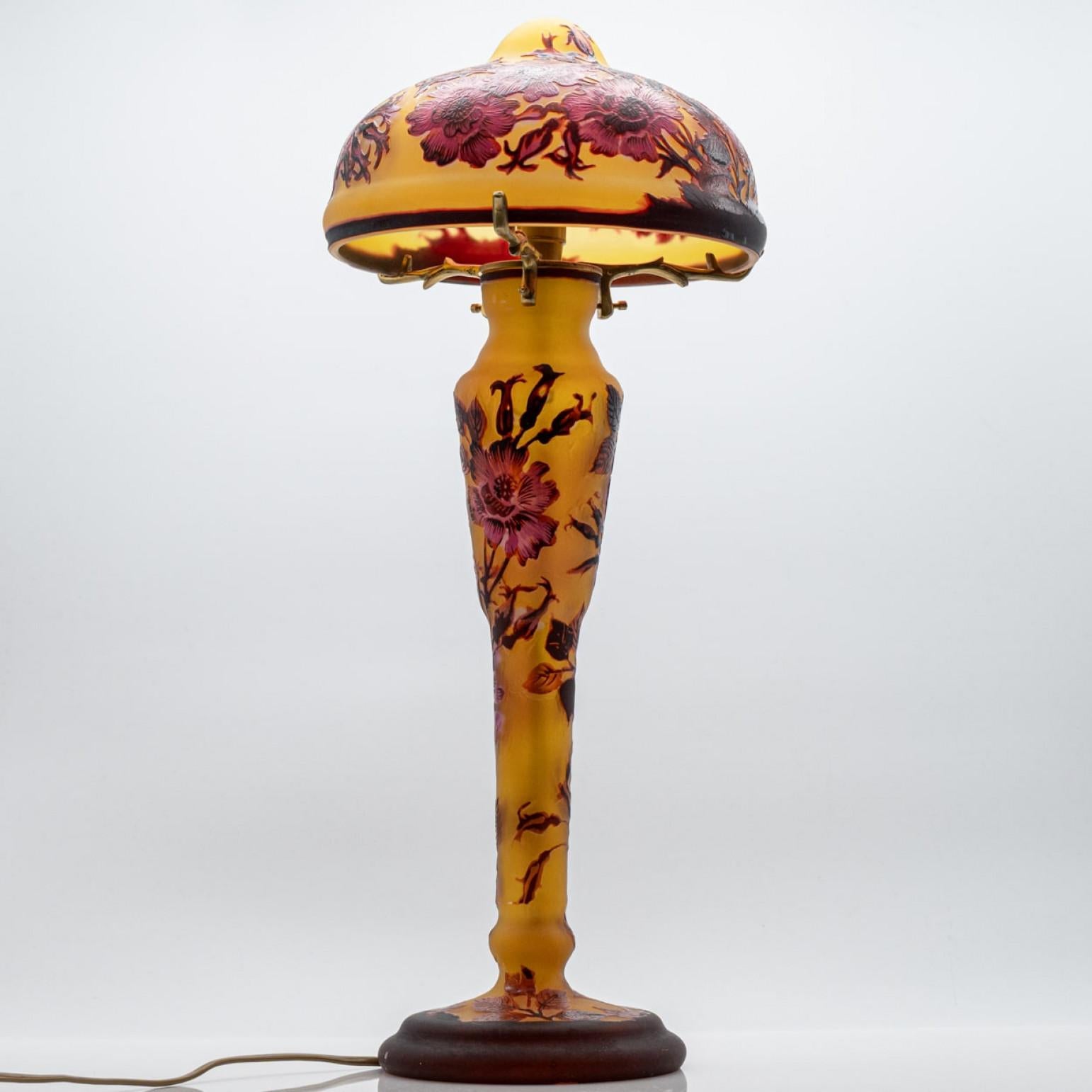 Début du 20ème siècle Lampe de table style Gallé Champignon Jaune Rouge Fleurs, France en vente