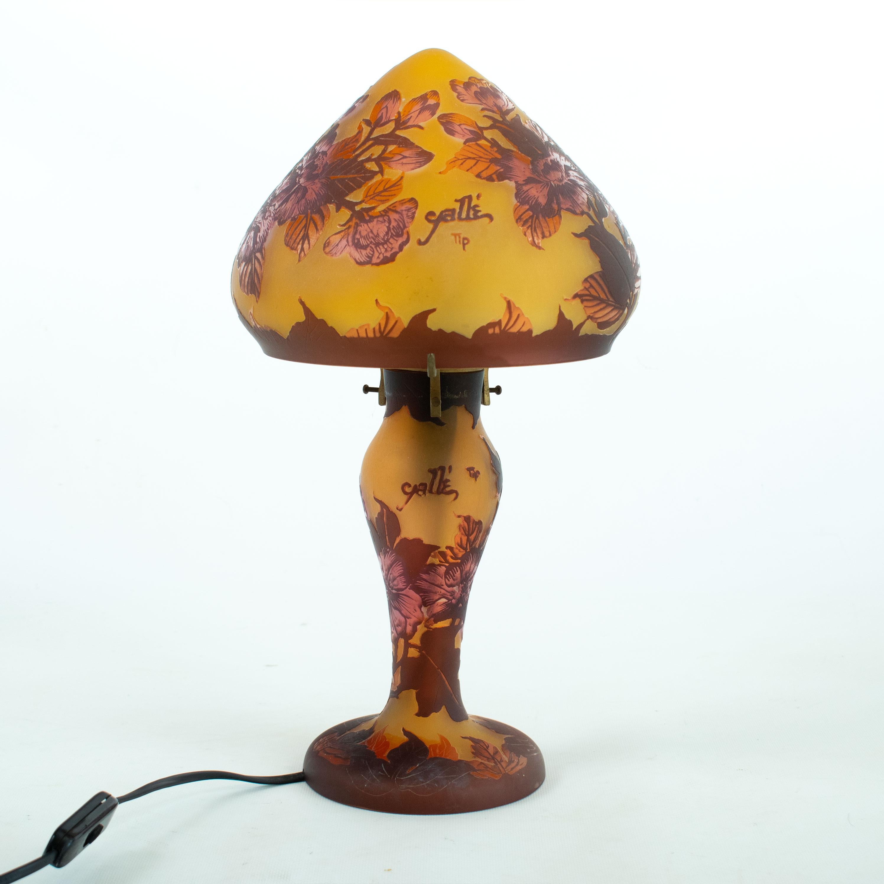 Gallè Tip - Art Nouveau Mushroom Lamp in multilayer glass

Superb Mushroom Lamp decorated with foliage and flowers, tones of pinks and reds on an ocher background. 

Height: 40cm.  Lamp and base signed “Gallé”, accompanied by a “Tip” distinction. 