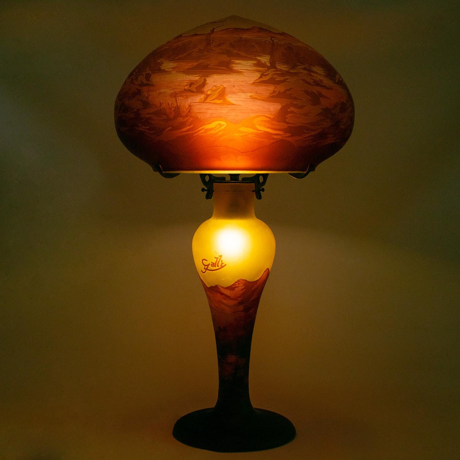 Superbe grande lampe champignon en verre multicouche décorée de fleurs, de tons rouges et orangés sur fond ocre. Hauteur : 60 cm.  Lampe signée 