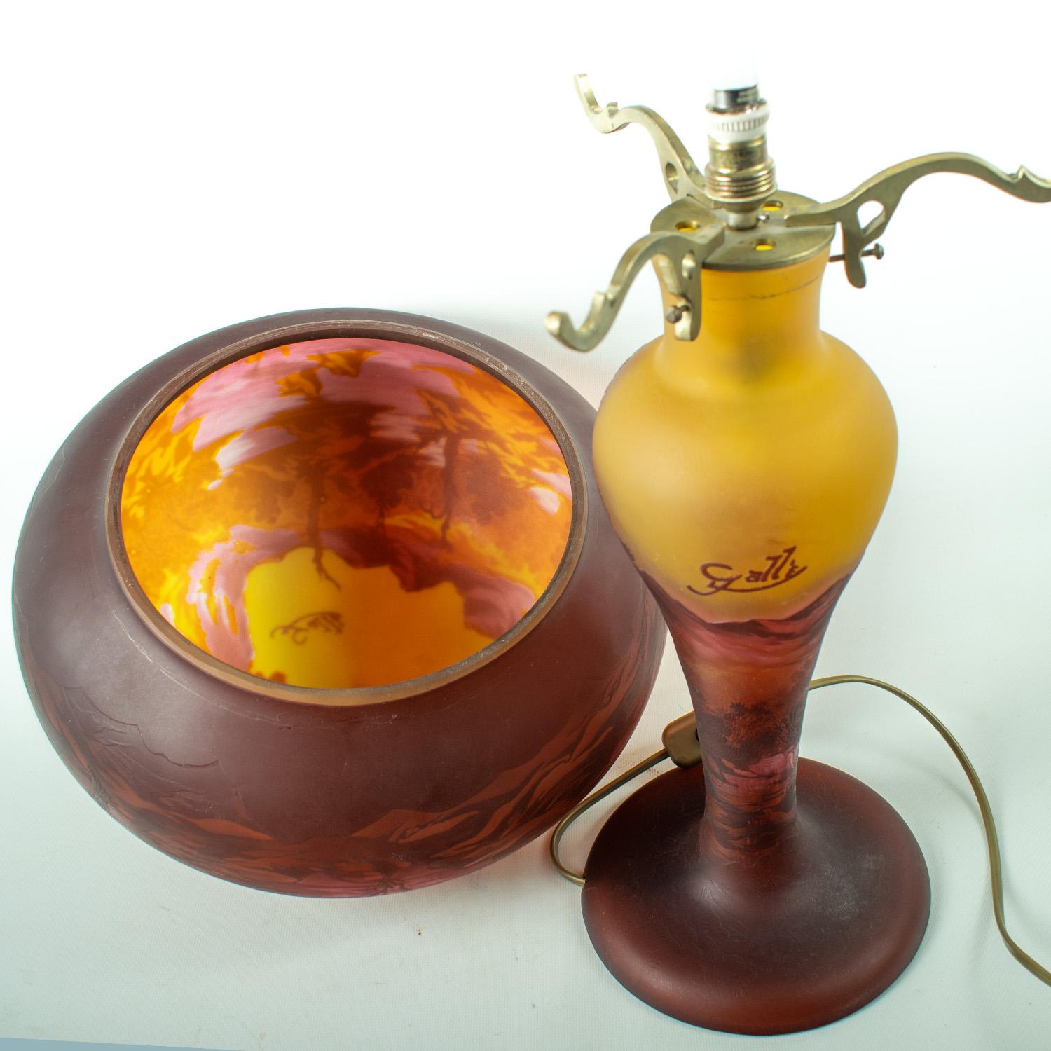 Buriné Gallè Tip - Grande lampe champignon Art Nouveau en verre multicouche en vente