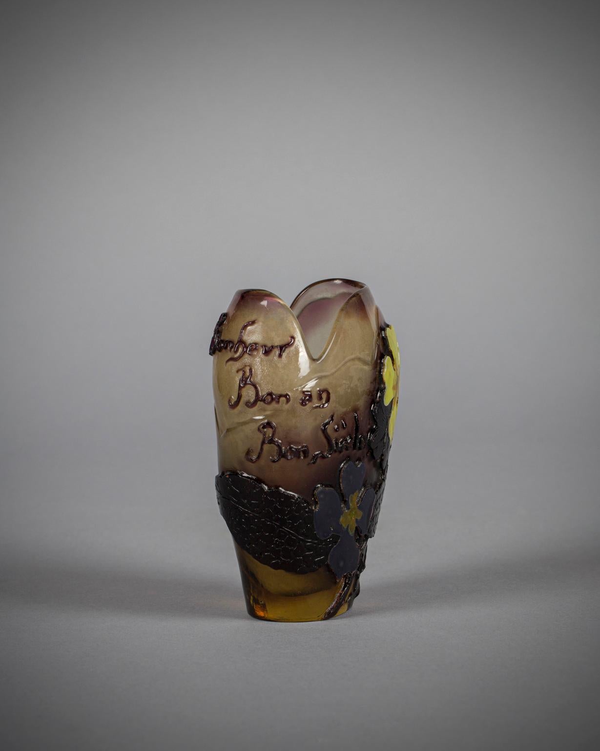 Verre camée avec des primevères de la marqueterie-sur-verre. Signé et inscrit en camée Gallé et 