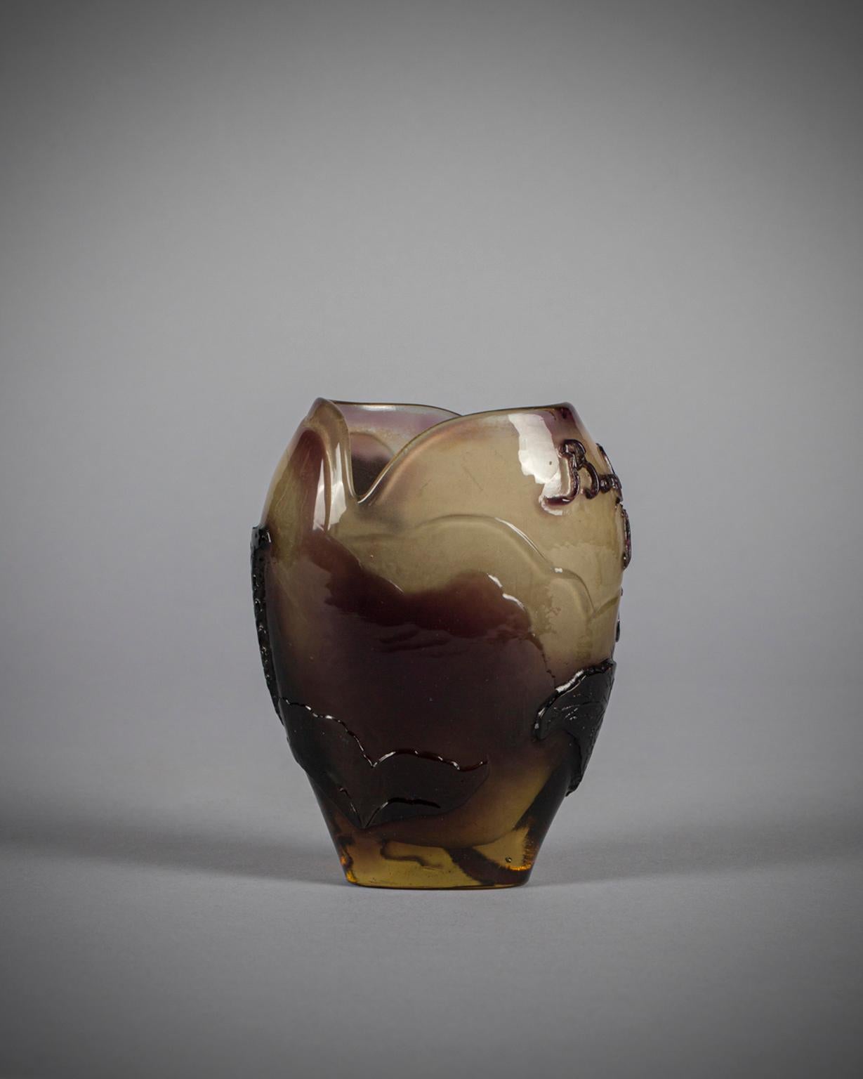Début du 20ème siècle Vase Parlant sculpté à la roue et gravé à l'acide, vers 1899 en vente