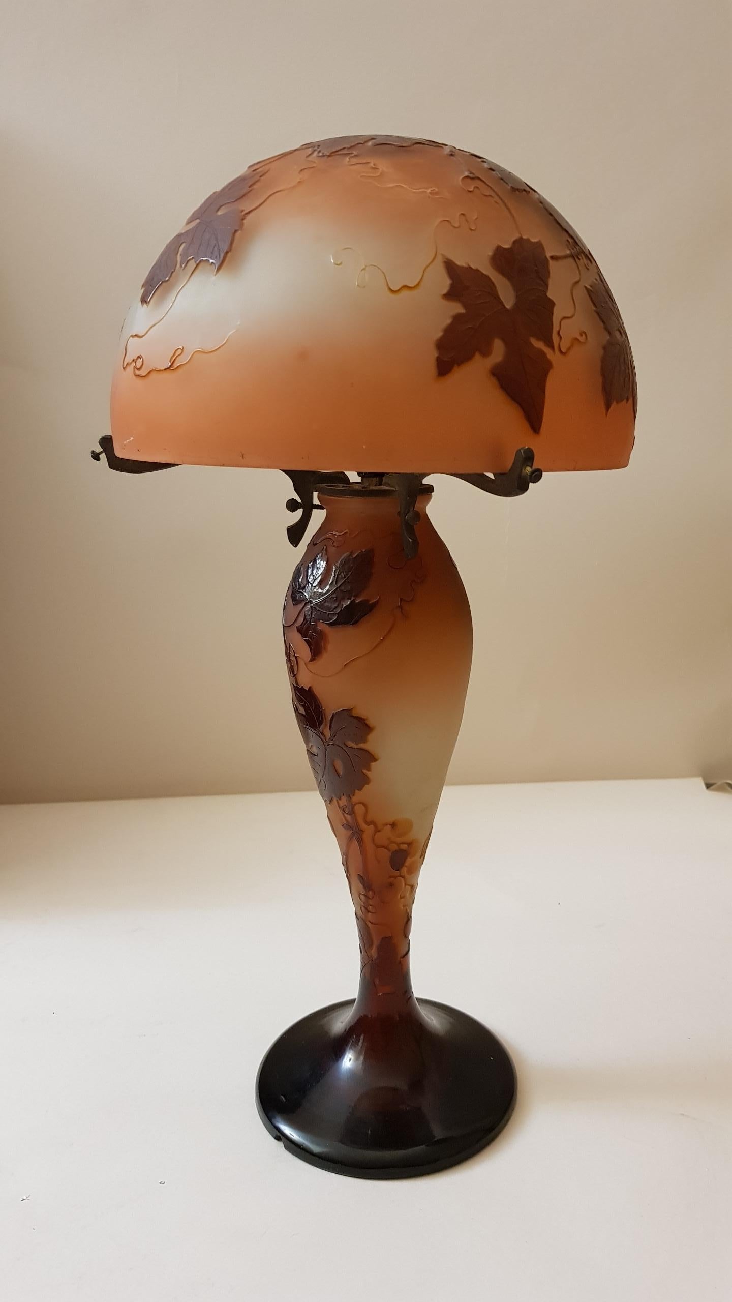 Gallé XX sec. Pampres of Wine France Art Nouveau Floral Decoration Lamp, 1900s In Good Condition In Mondovì cn, Italia