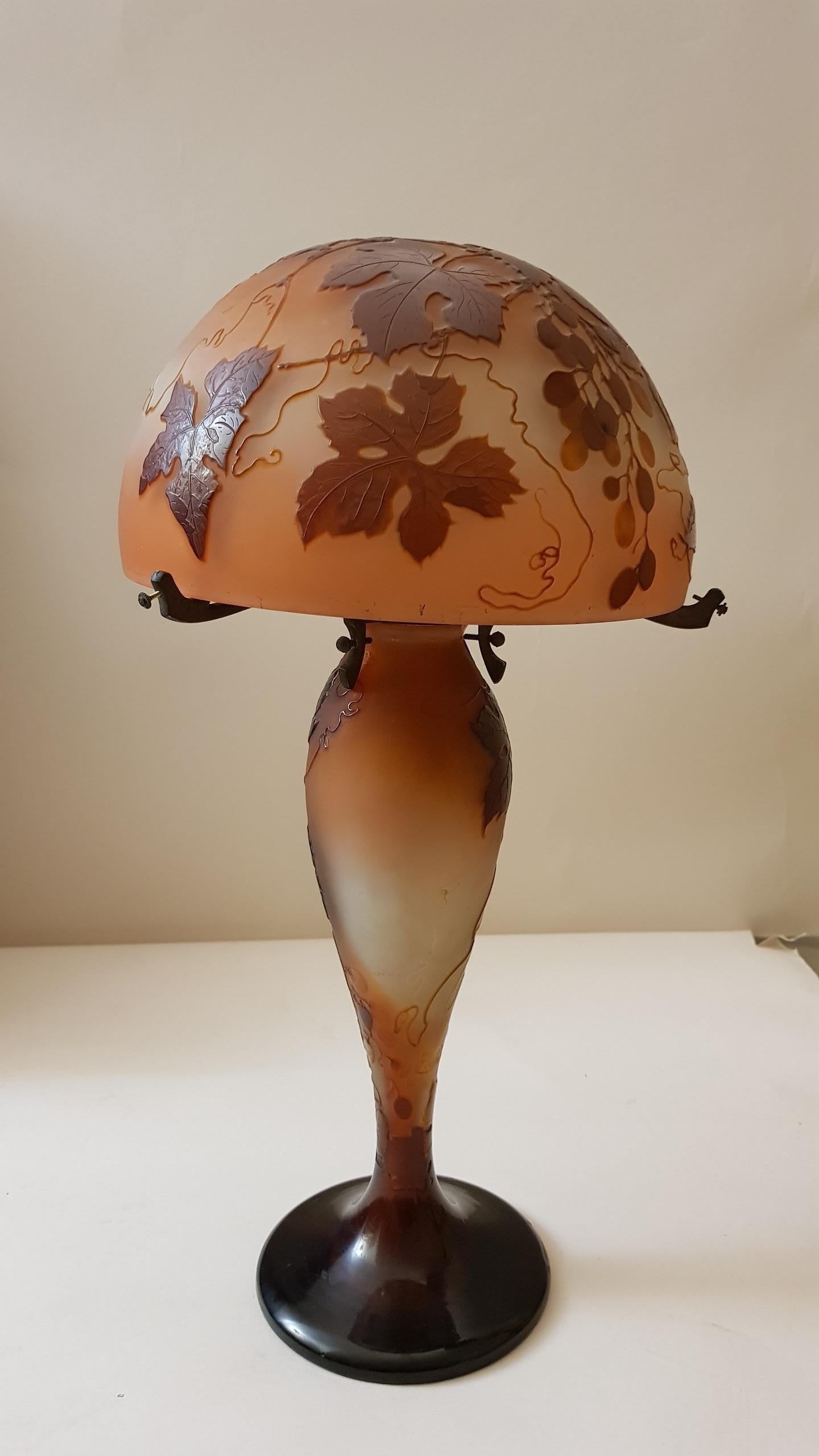 Early 20th Century Gallé XX sec. Pampres of Wine France Art Nouveau Floral Decoration Lamp, 1900s