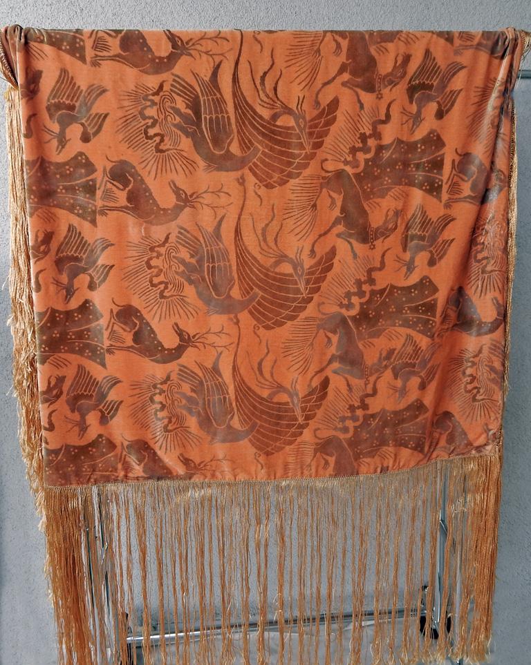 Impresionante chal Gallenga de terciopelo albaricoque con flecos de los años veinte. 

El arte textil de Maria Monaci Gallenga se compara a menudo con el de Mariano Fortuny, porque ambos producían diseños estarcidos a mano que se inspiraban en un