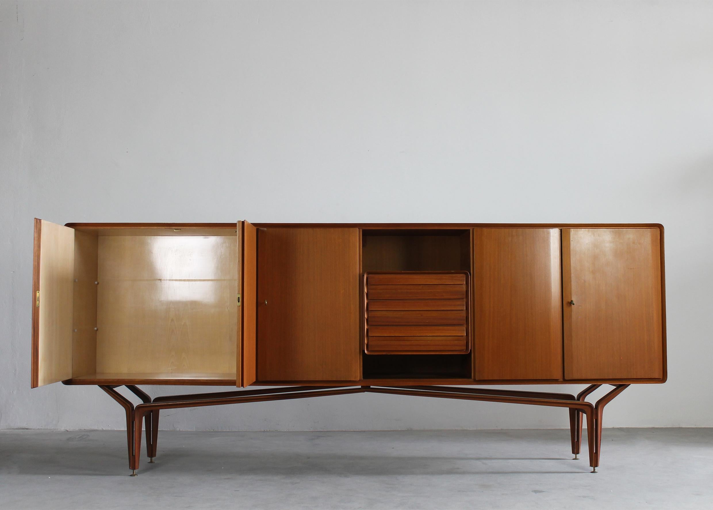 Italian Galleria Mobili d'Arte Cantù Sideboard in Wood with Doors and Drawers 1950s  For Sale